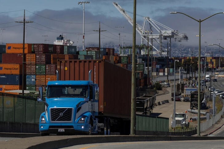 728px x 485px - Trucker blockade shuts major California seaport for second day | Reuters