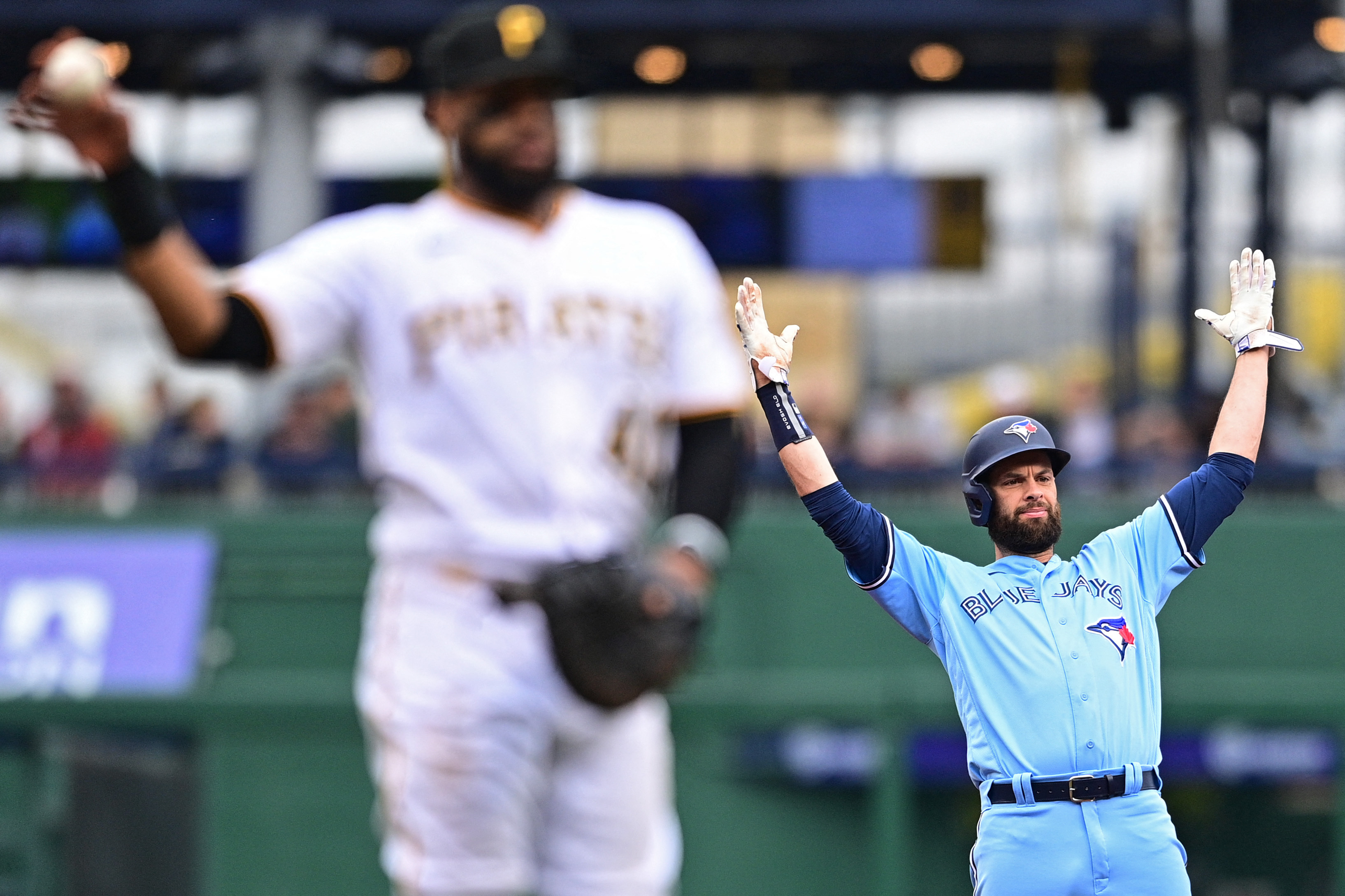 Blue Jays rout stumbling Pirates to complete sweep