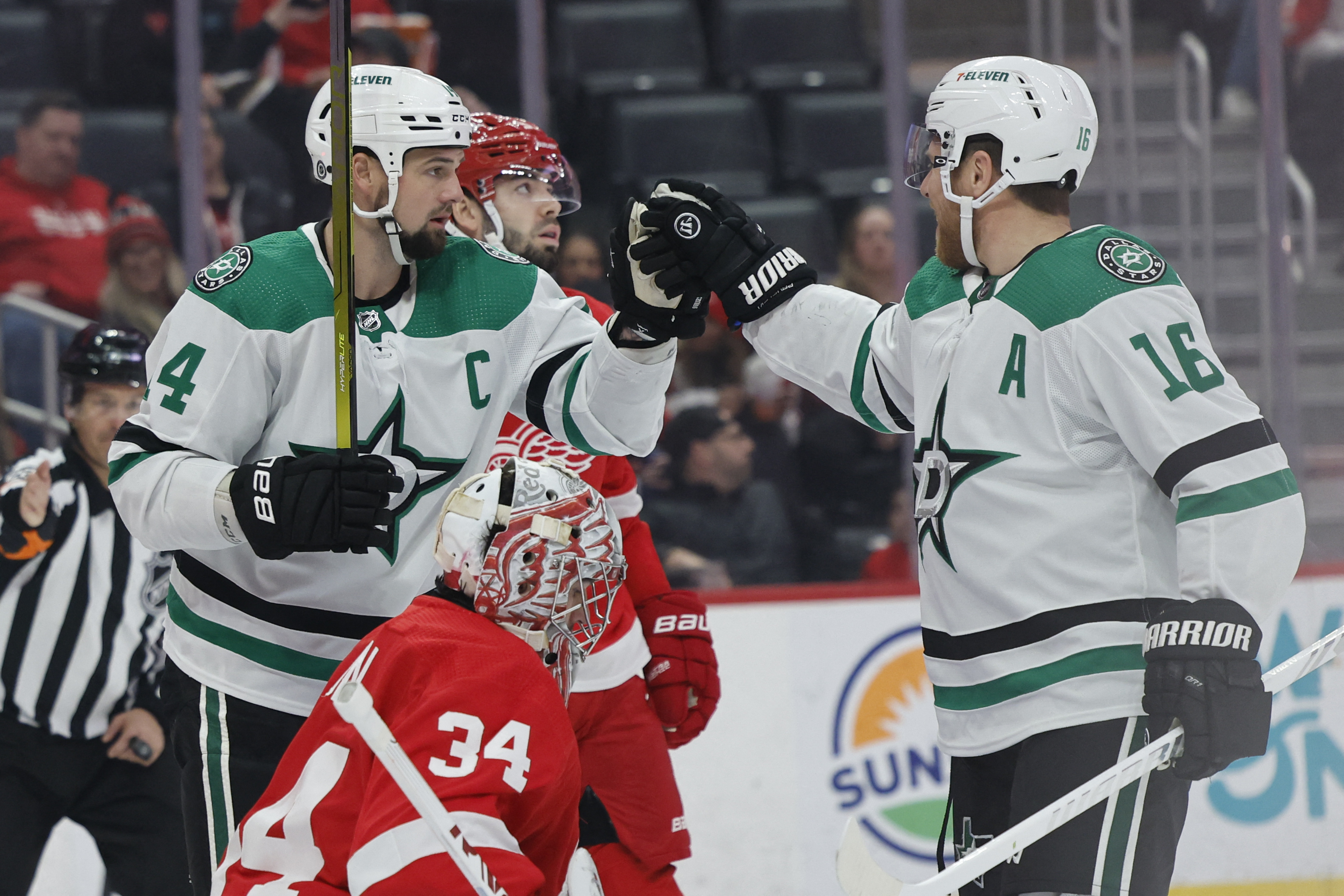 Stars score 4 in 2nd period, top Red Wings | Reuters