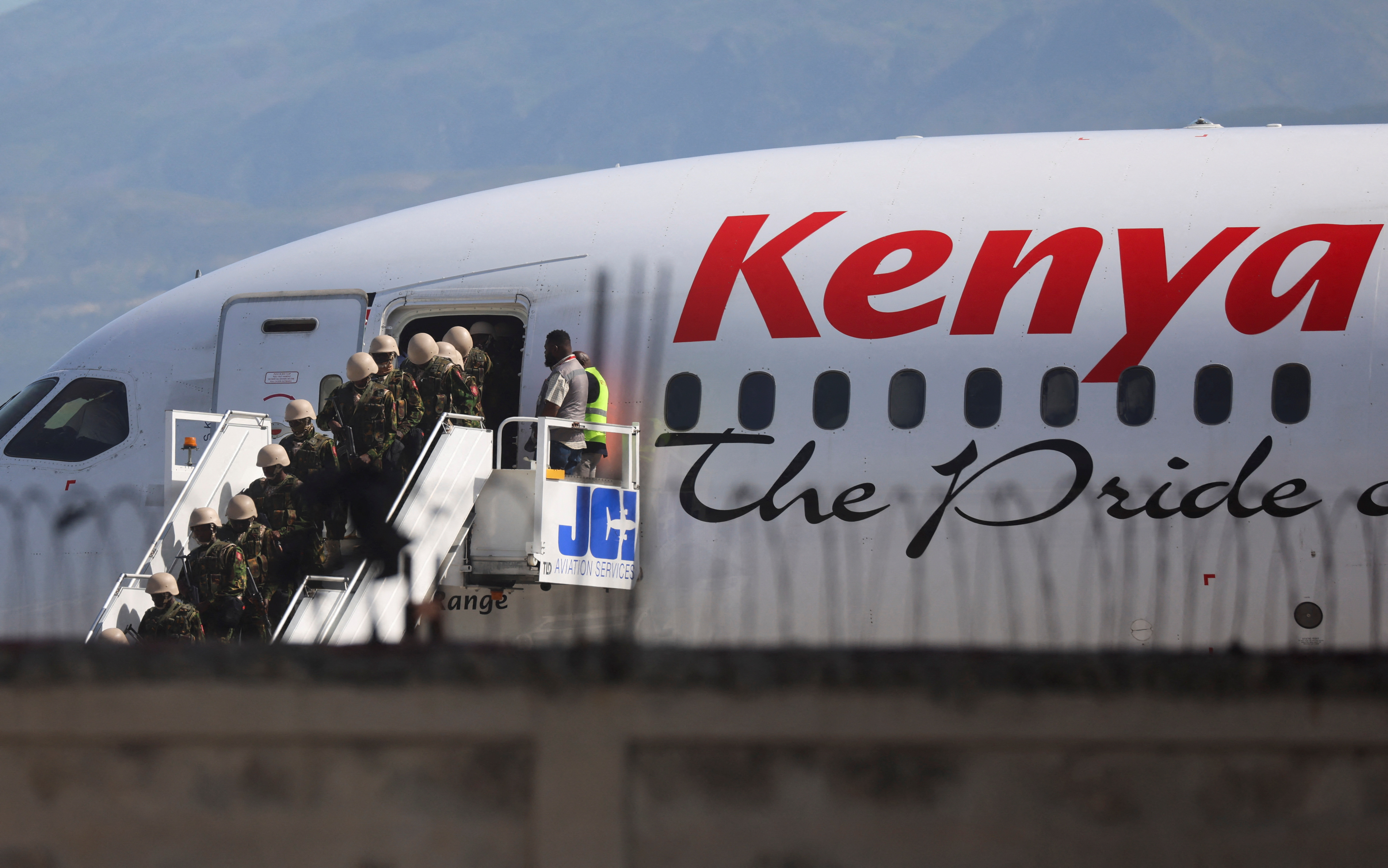 Η αστυνομία της Κένυας αρχίζει να φτάνει στην πρωτεύουσα της Αϊτής καθώς ξεκινά η αποστολή ασφαλείας