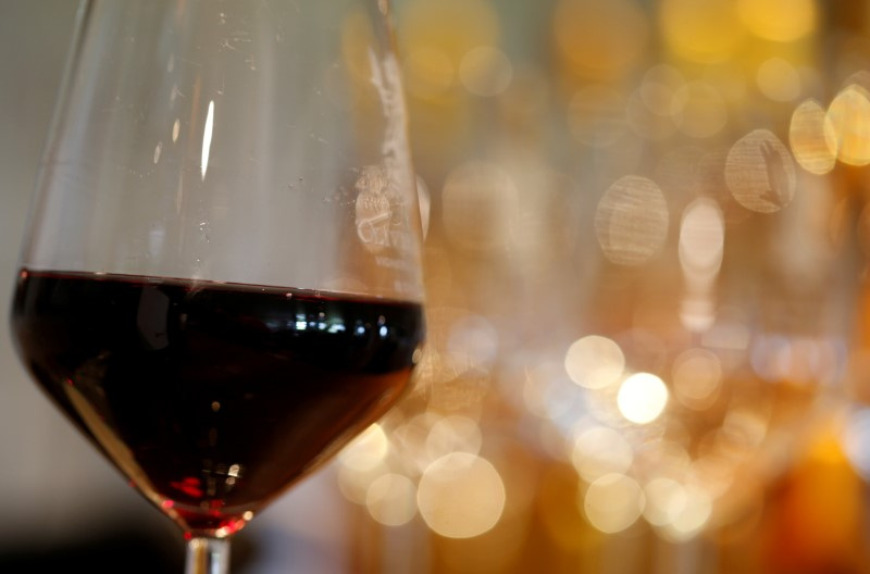 世界のワイン需要、27年ぶり低水準　価格高騰で