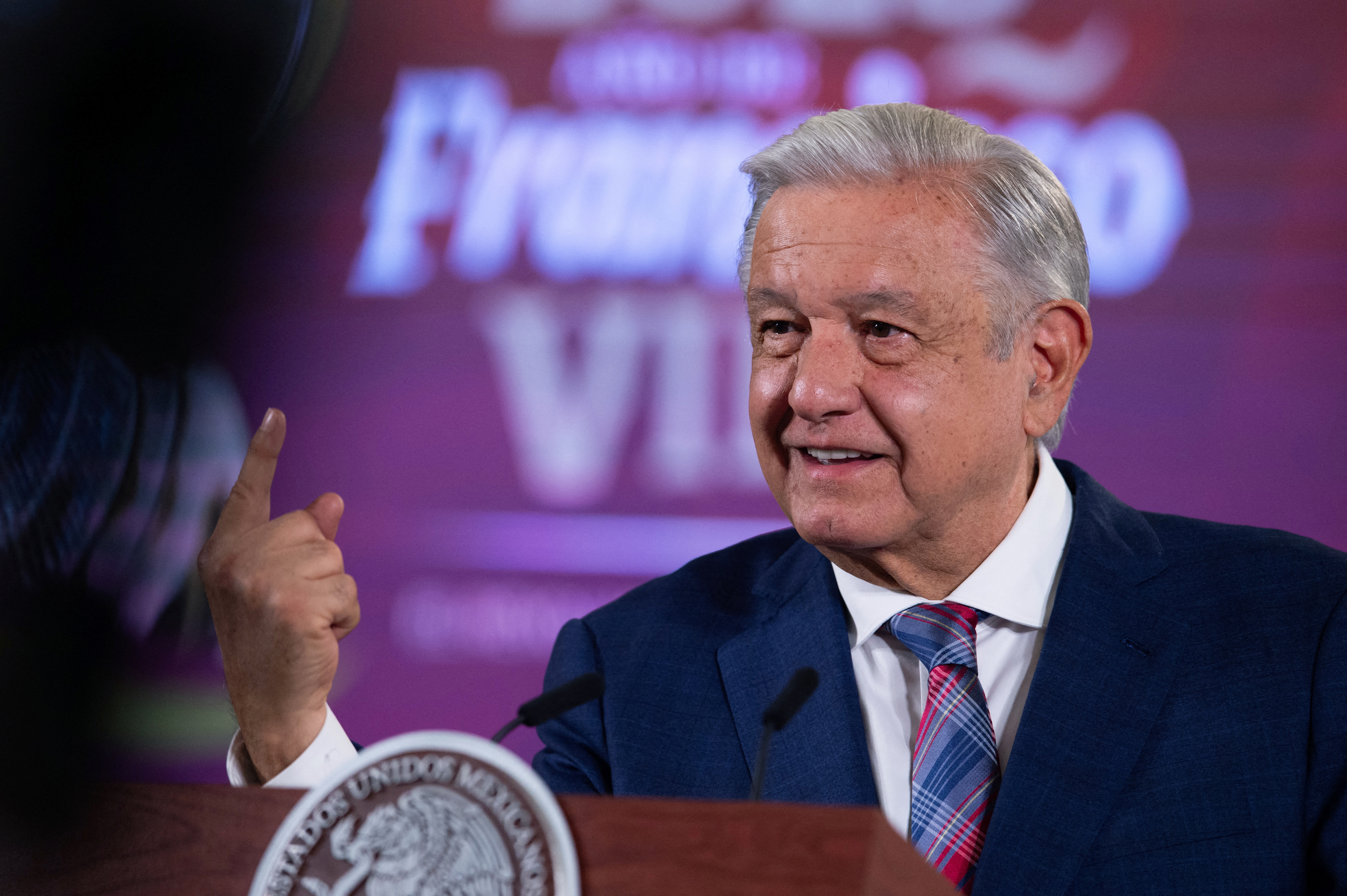 El presidente mexicano, Andrés Manuel López Obrador, rechaza el nuevo plan de muro fronterizo antes de las conversaciones con funcionarios estadounidenses.