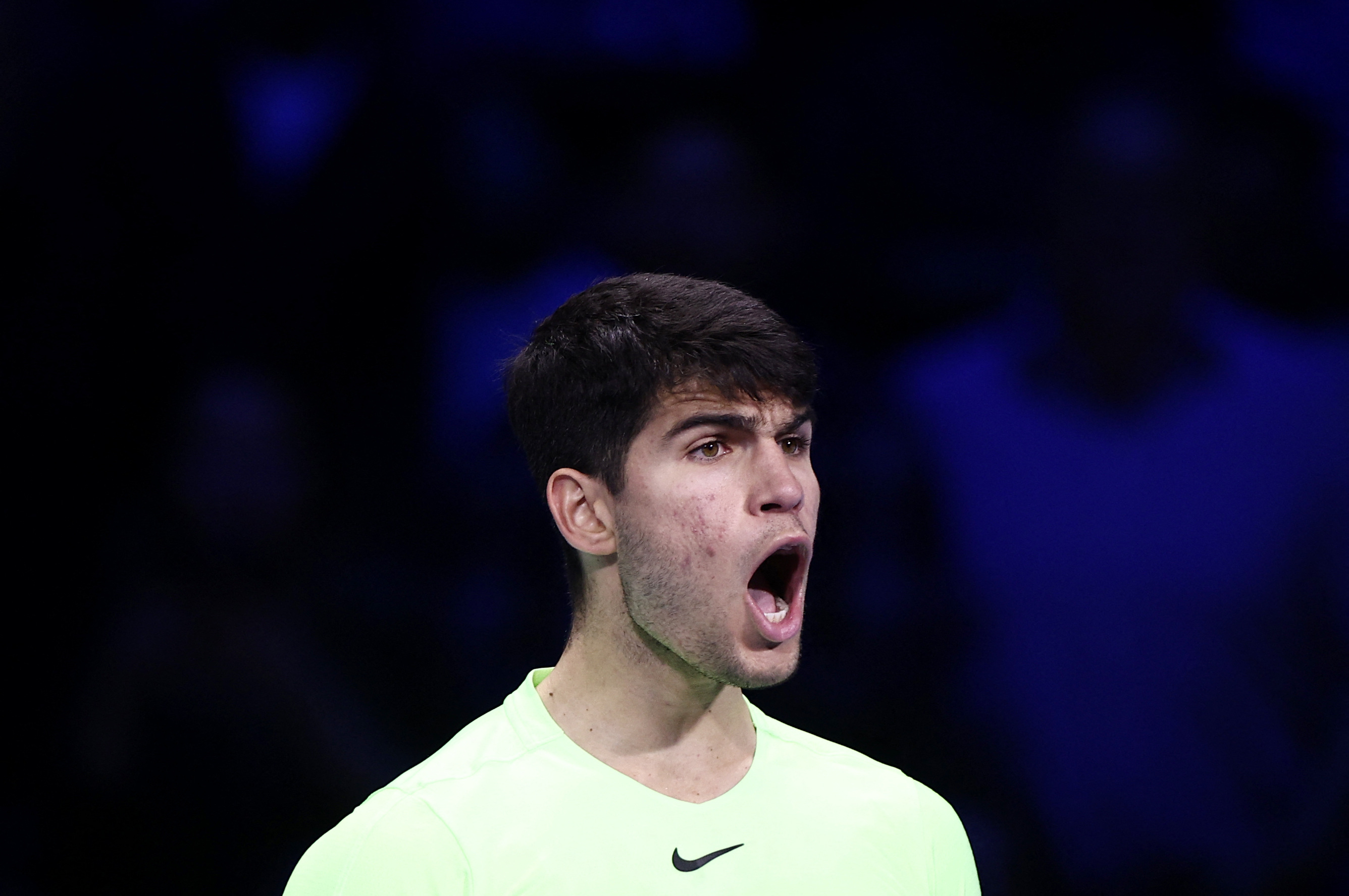 Carlos Alcaraz vence Andrey Rublev e se mantém vivo no ATP Finals