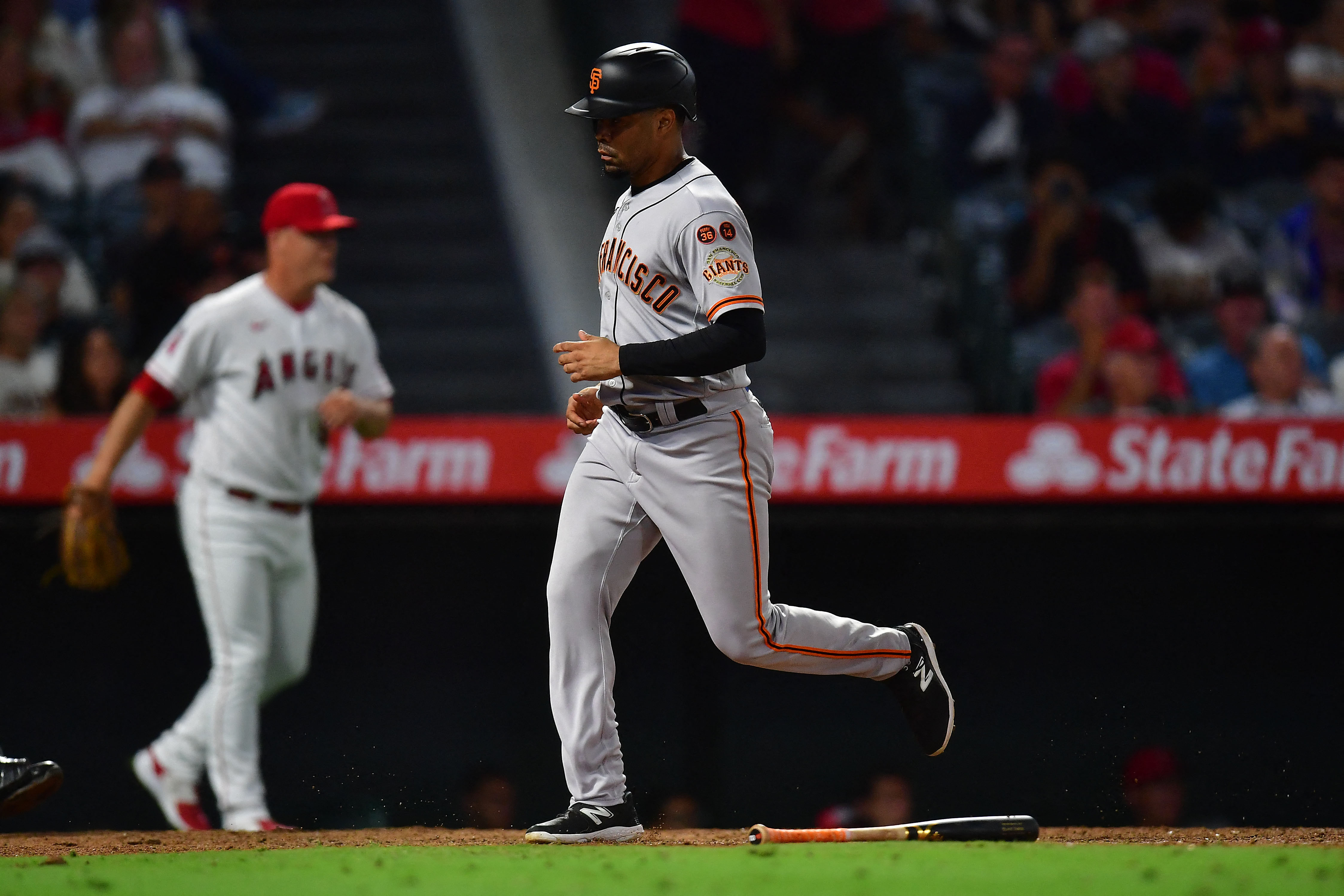 Giants score 6 runs in 9th to rally past Angels Reuters