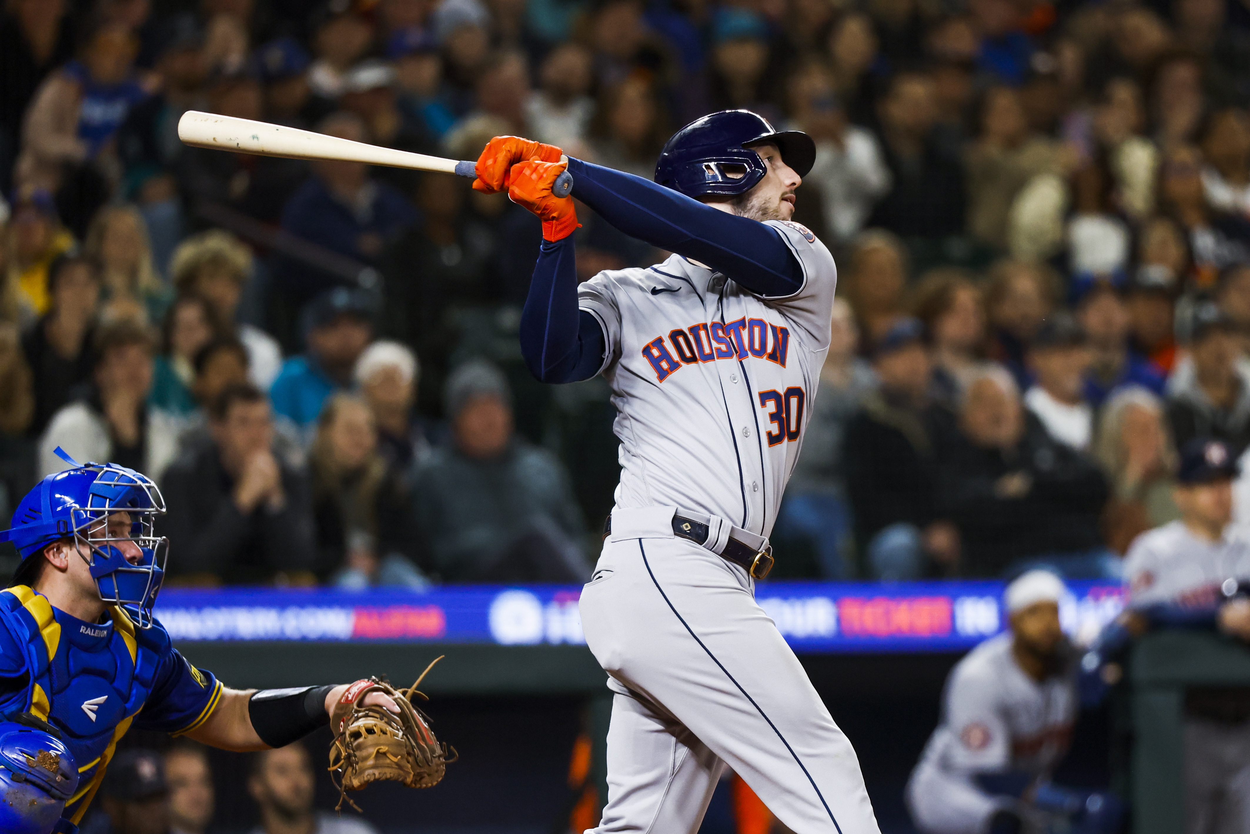 Kyle Tucker's late HR lifts Astros over Mariners