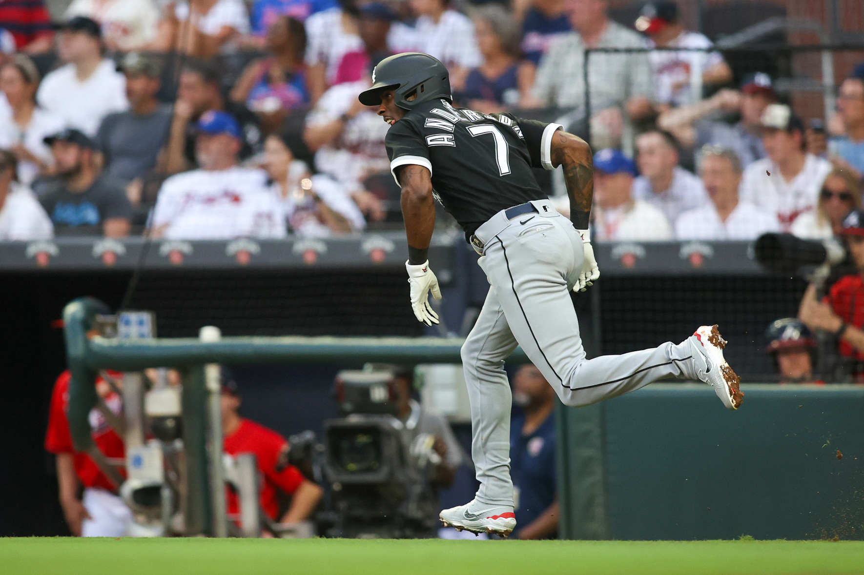 Braves stay hot to start second half, dominate White Sox 9-0