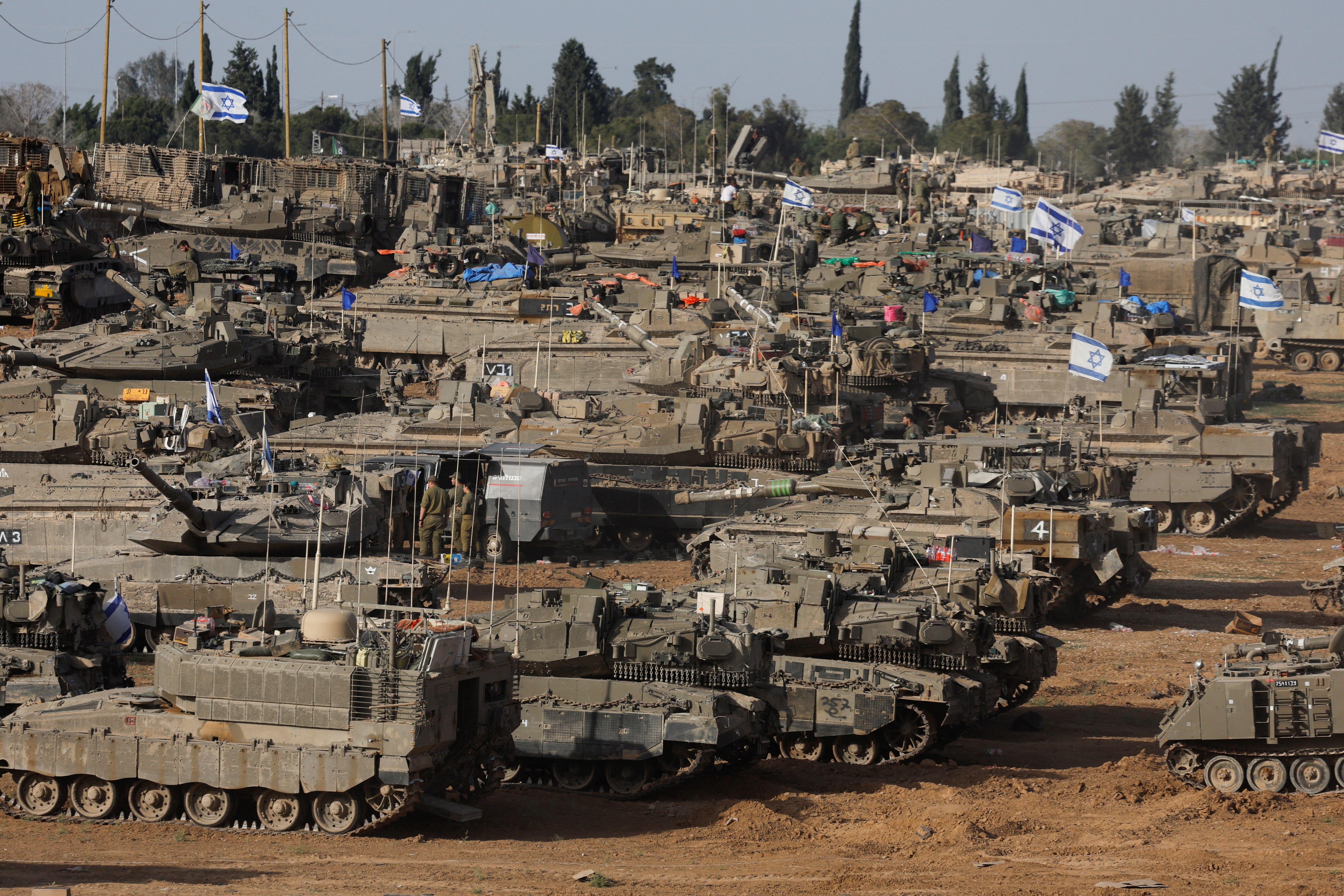 Se ven vehículos militares israelíes cerca de la frontera entre Israel y Gaza.