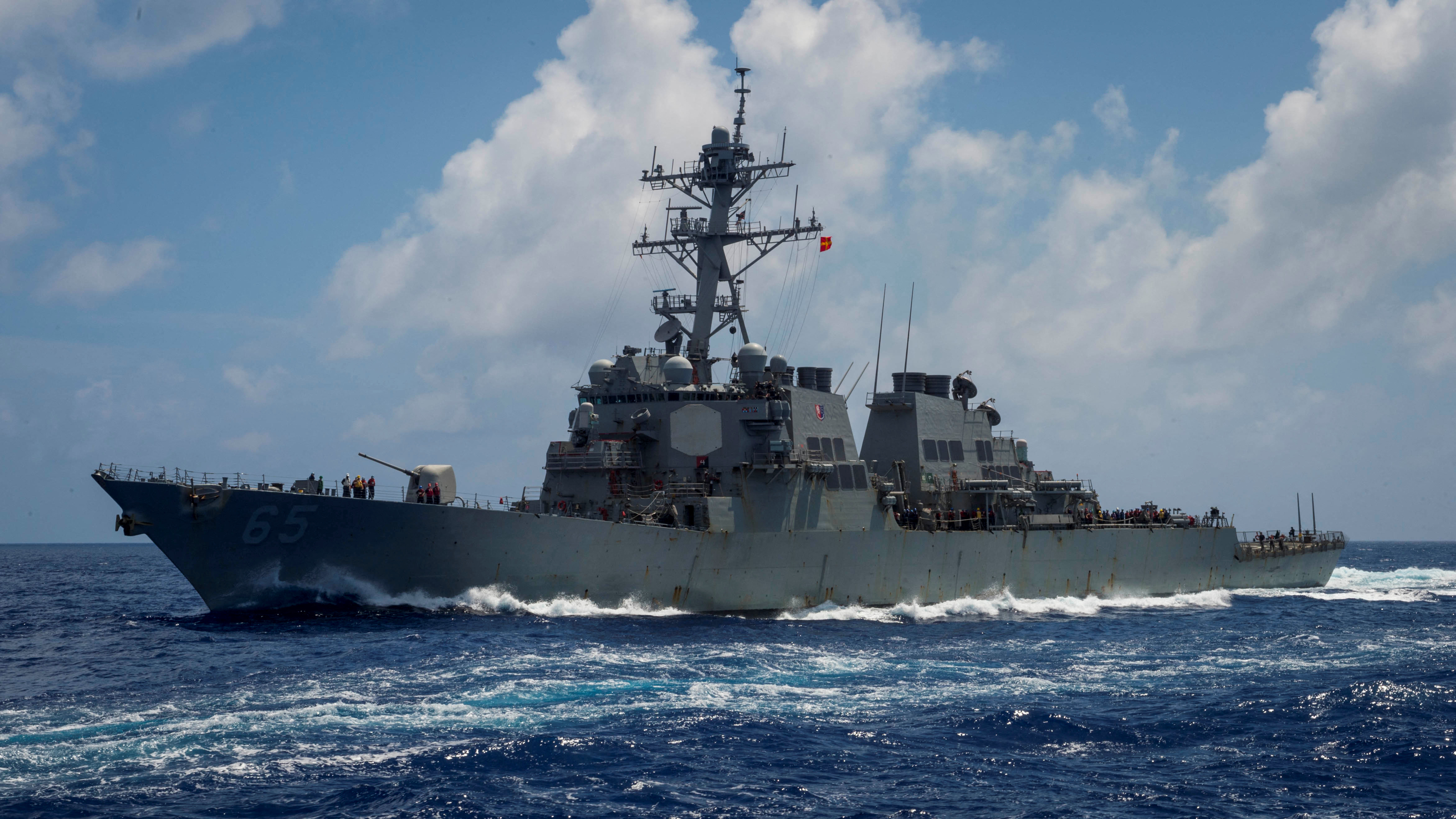 US destroyer USS Benfold forward-deployed to the U.S. 7th Fleet in the Indo-Pacific region transits the Philippine Sea