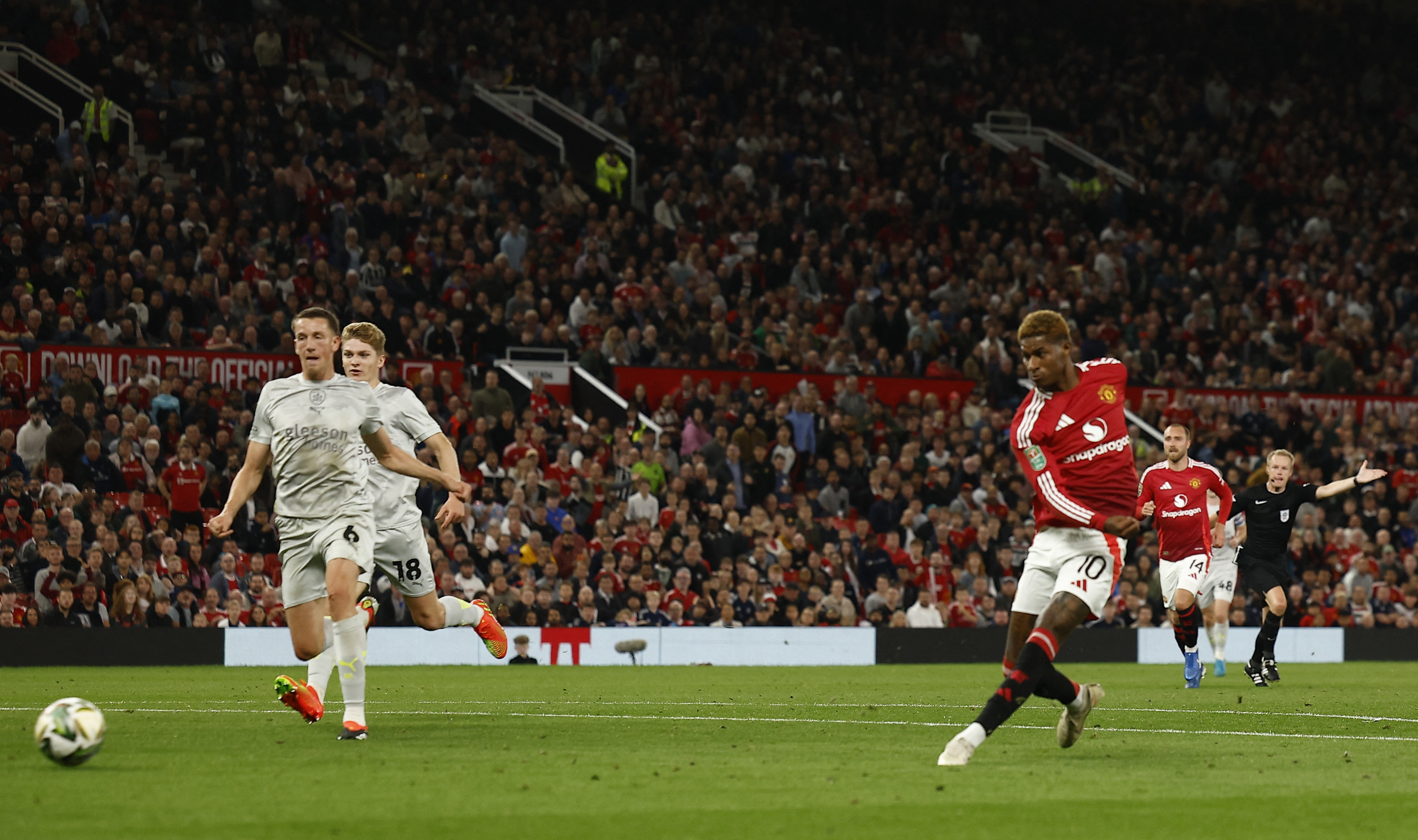 Soccer Football - Carabao Cup - Third Round - Manchester United v Barnsley - Old Trafford, Manchester, Britain - September 17, 2024 Manchester United's Marcus Rashford scores their fifth goal Action Images via Reuters/Jason Cairnduff 