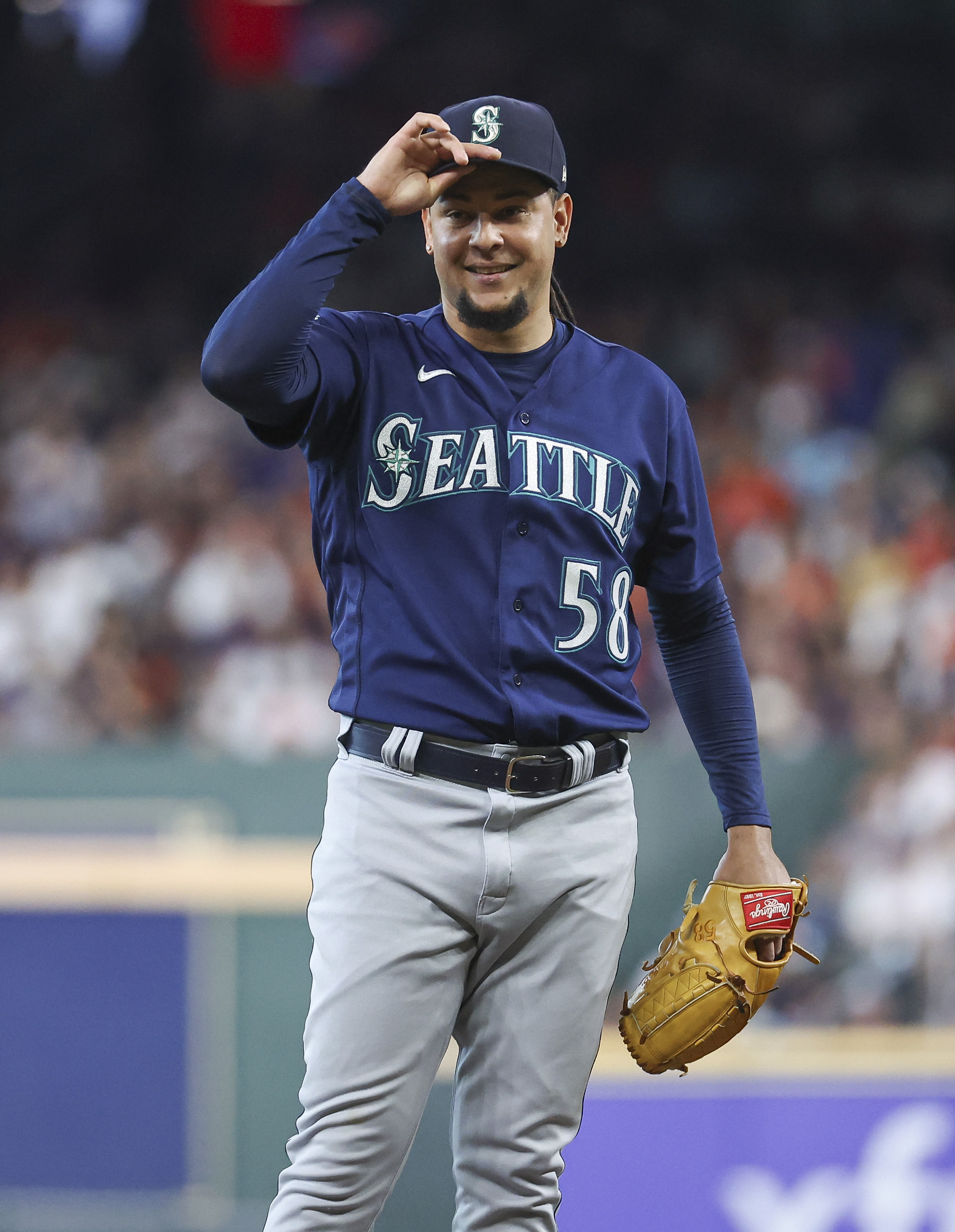 Castillo strong, Seattle Mariners score 9 in 4th to beat Astros 10