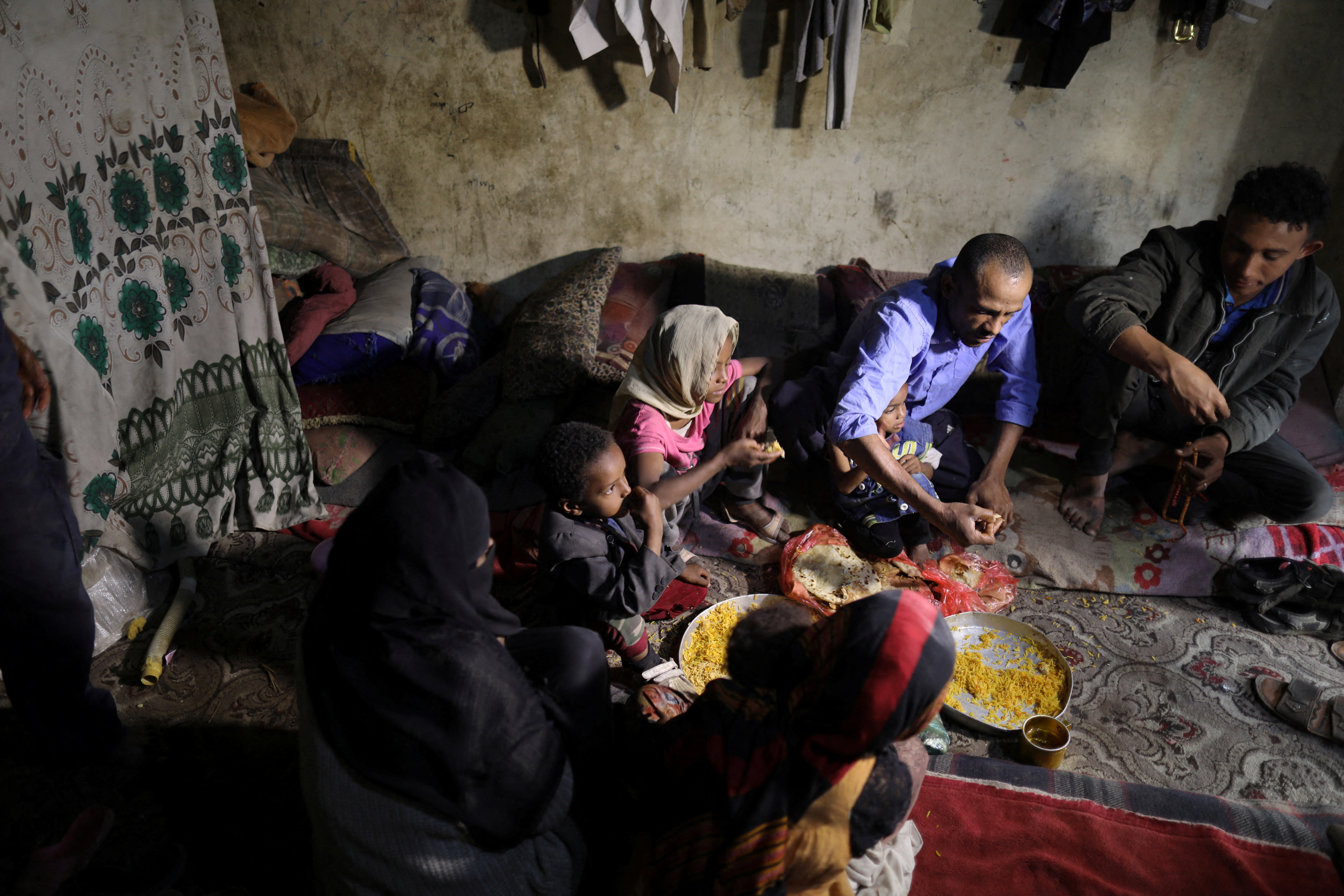 Family eats lunch at their shelter in Sanaa