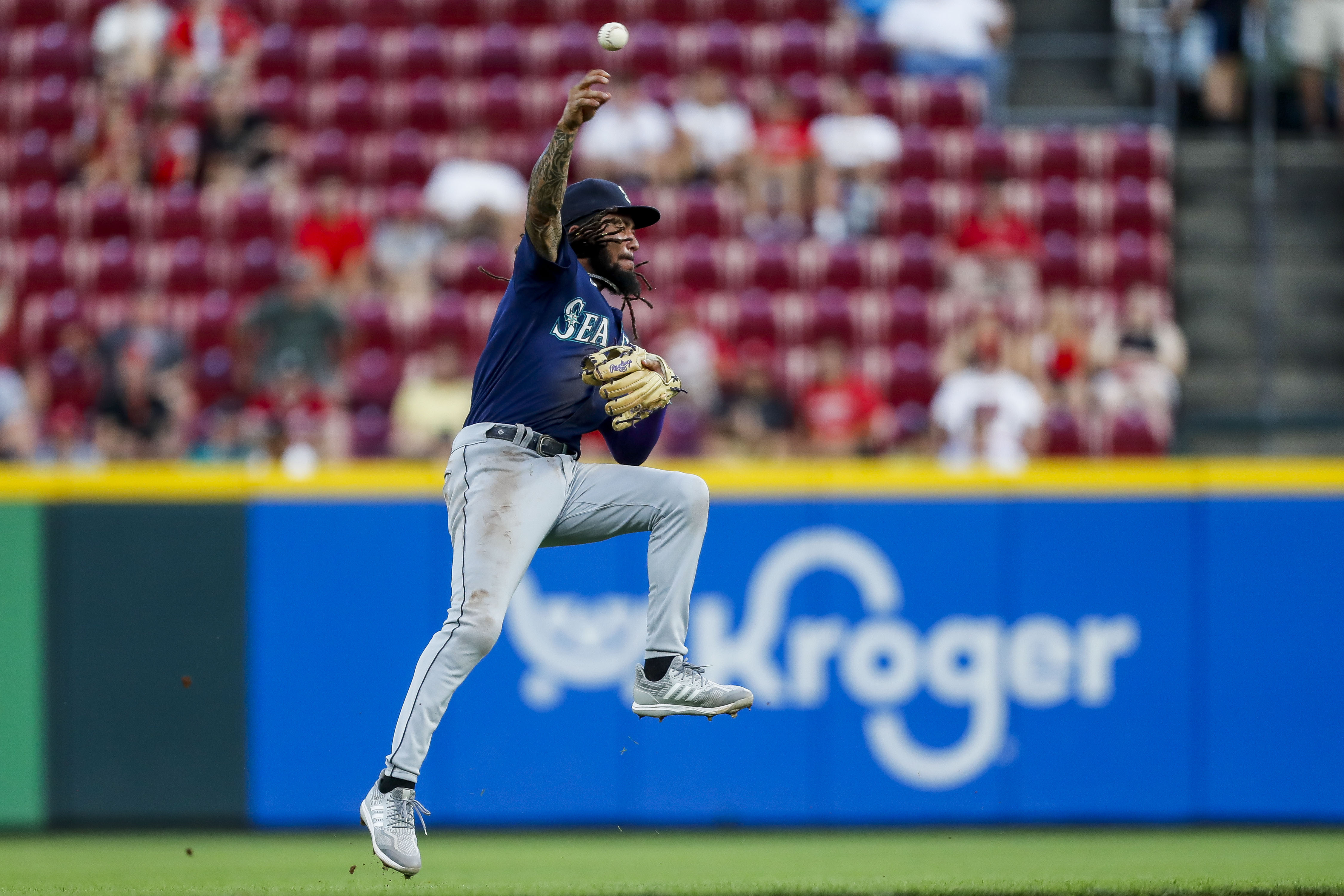 Nick Martini fuels Reds' late rally past Mariners