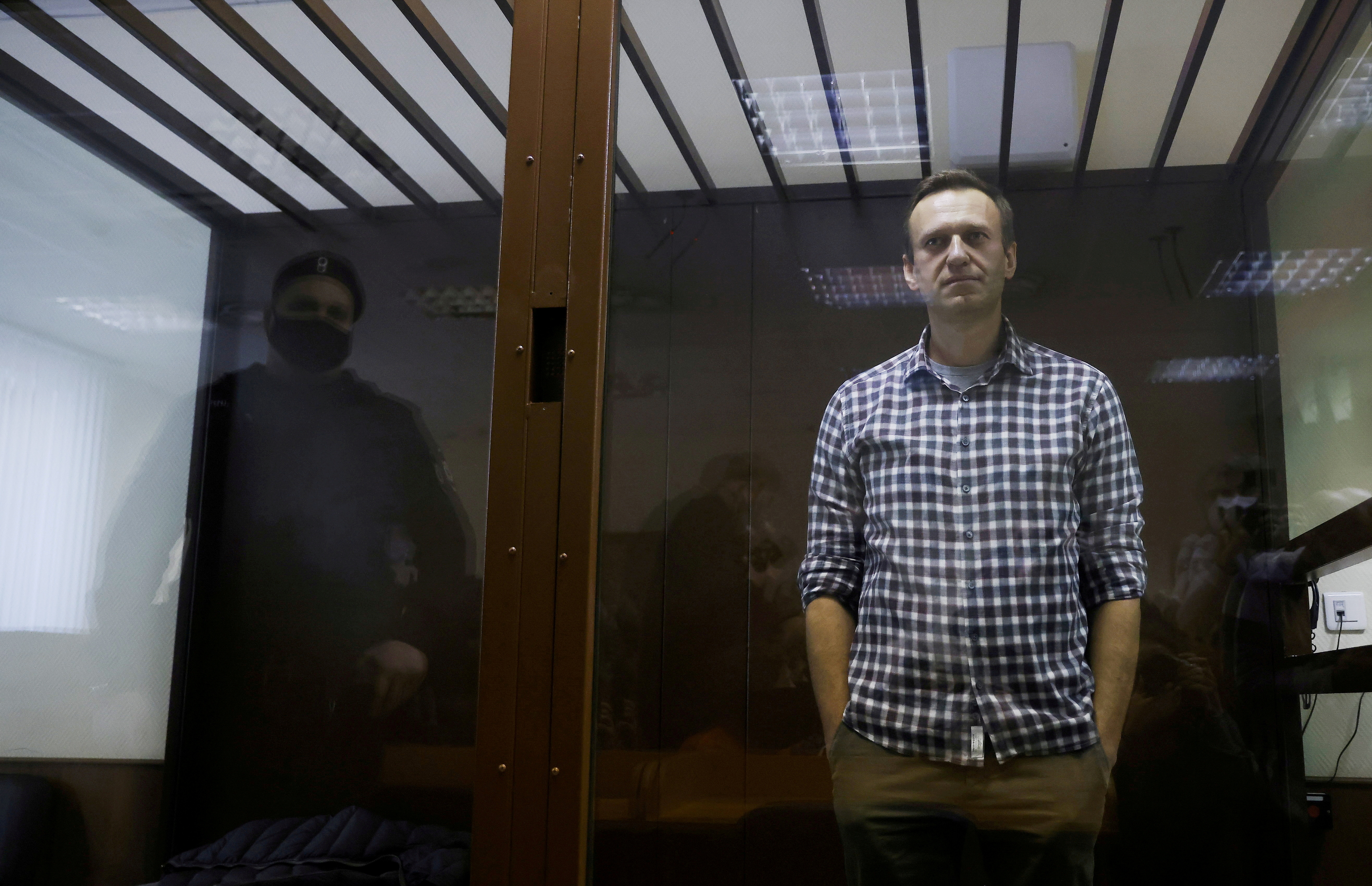 El líder de la oposición rusa Alexei Navalny asiste a una audiencia judicial en Moscú, Rusia, el 20 de febrero de 2021. REUTERS / Maxim Shemetov /
