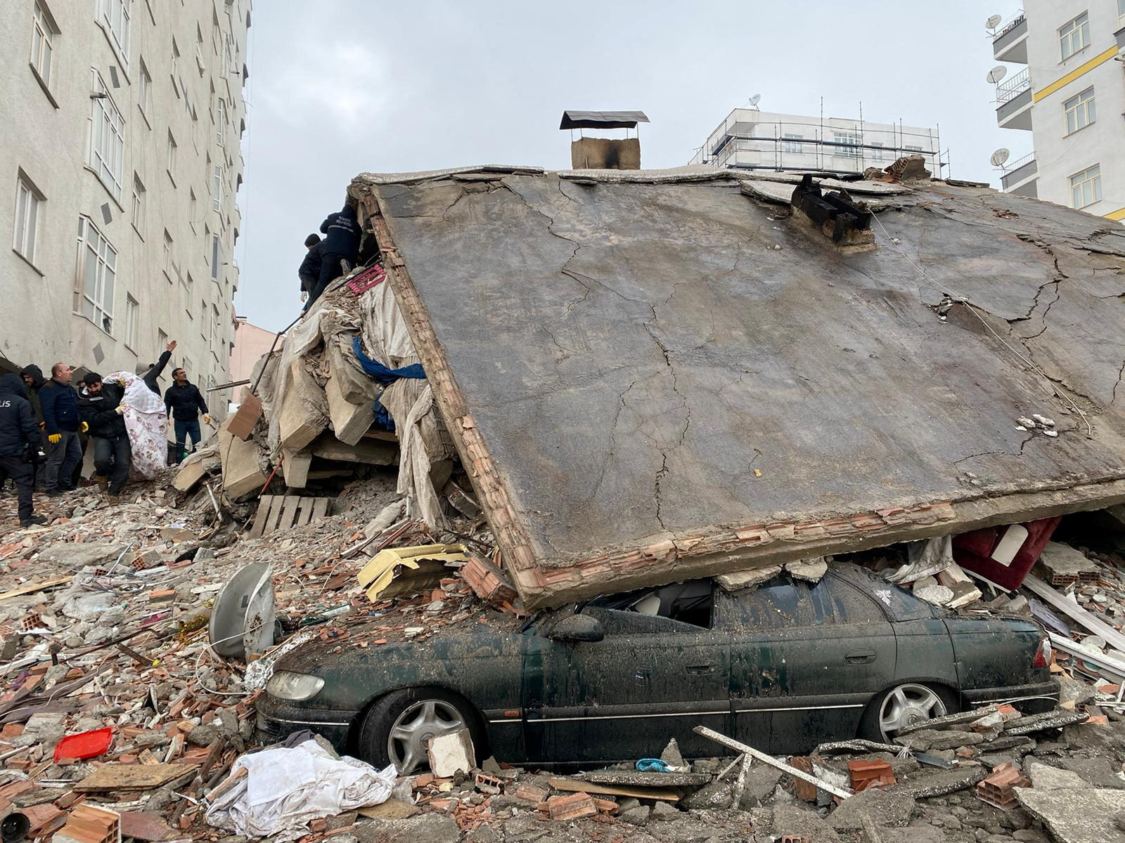 Des centaines de morts alors qu'un puissant tremblement de terre secoue la Turquie et la Syrie