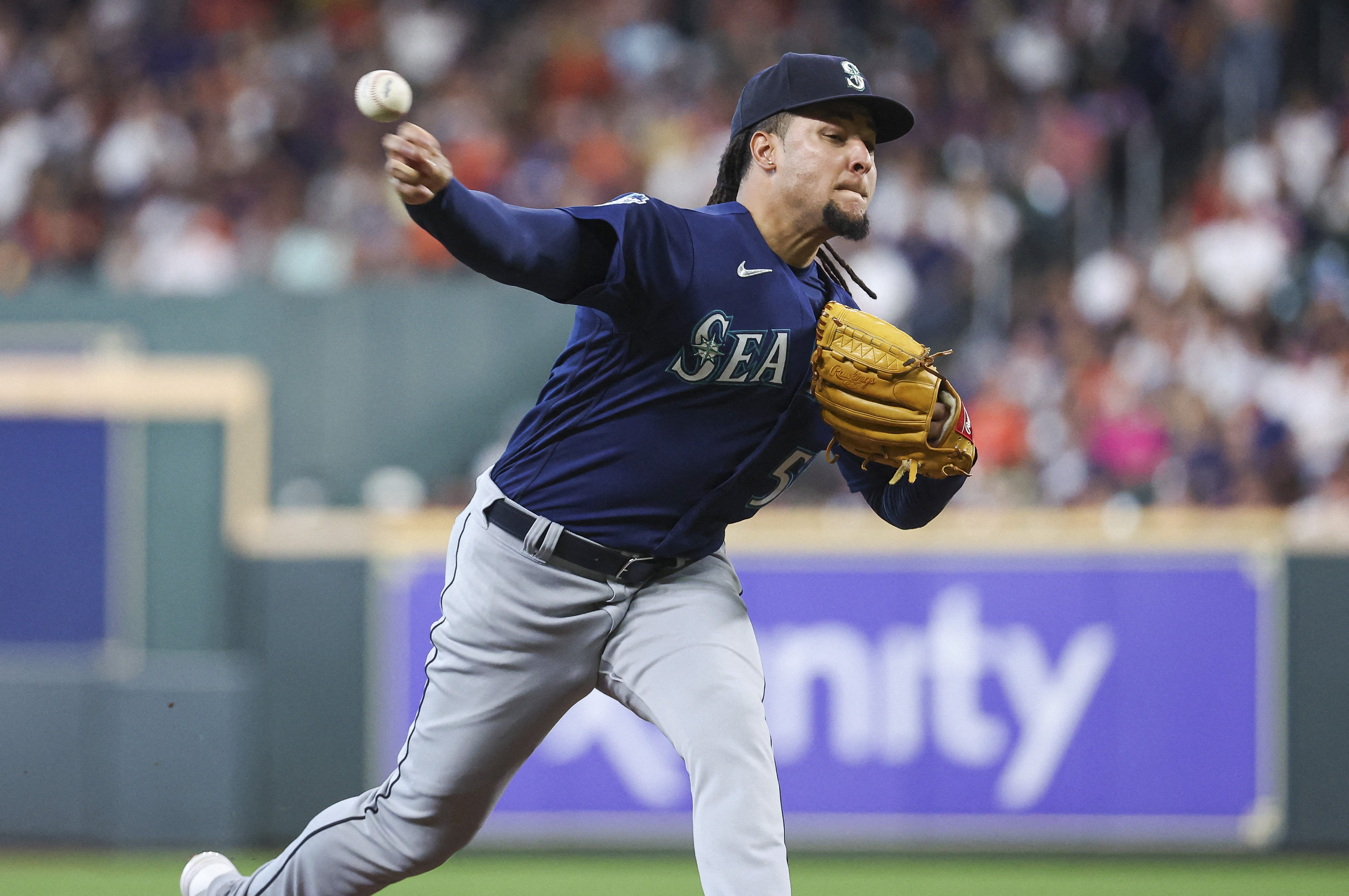 Luis Castillo throws 7 strong innings, Mike Ford clears bases in 9-run 4th,  Mariners pound Astros