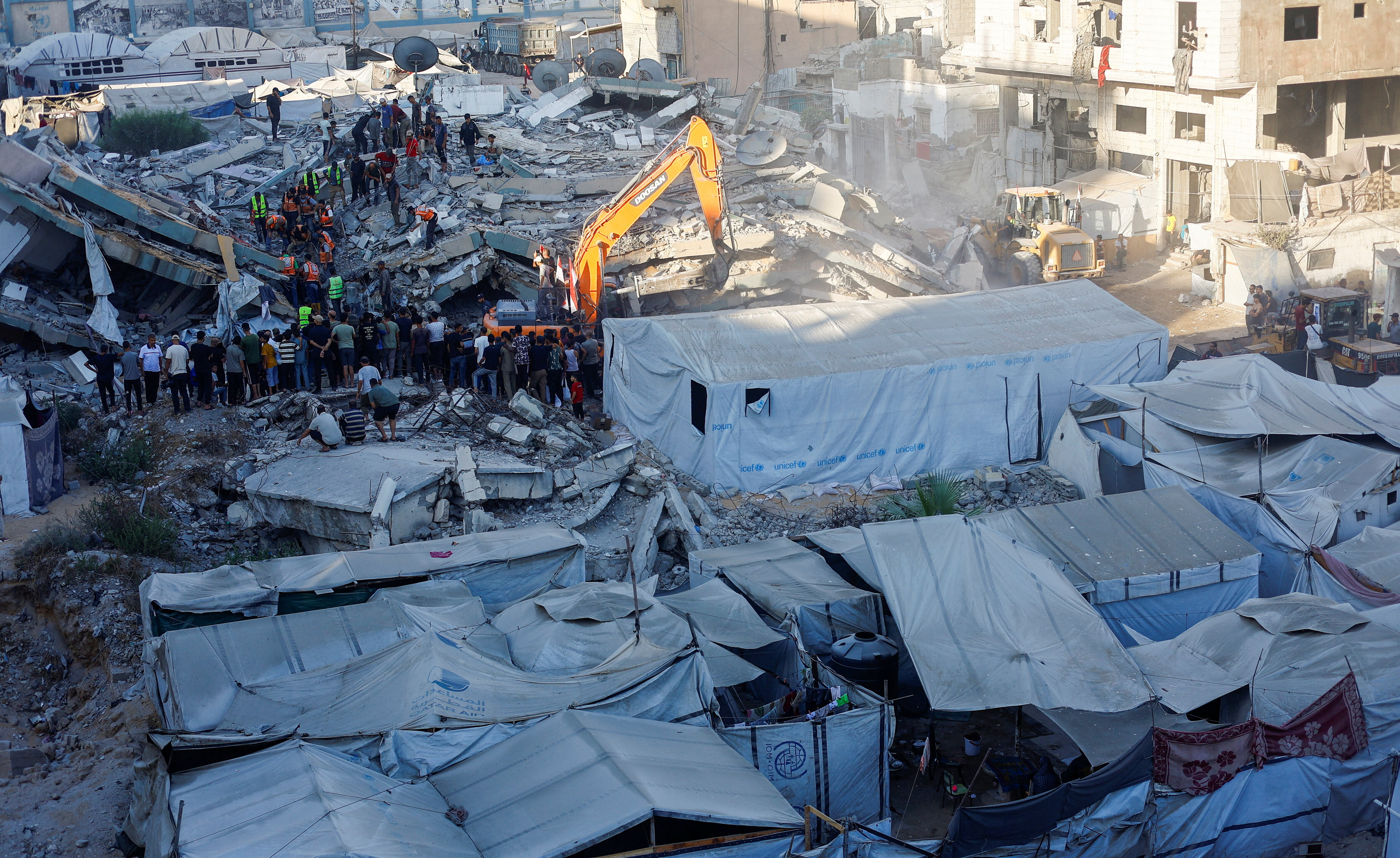 War-damaged Gaza building collapses, killing 20 people sheltering inside |  Reuters