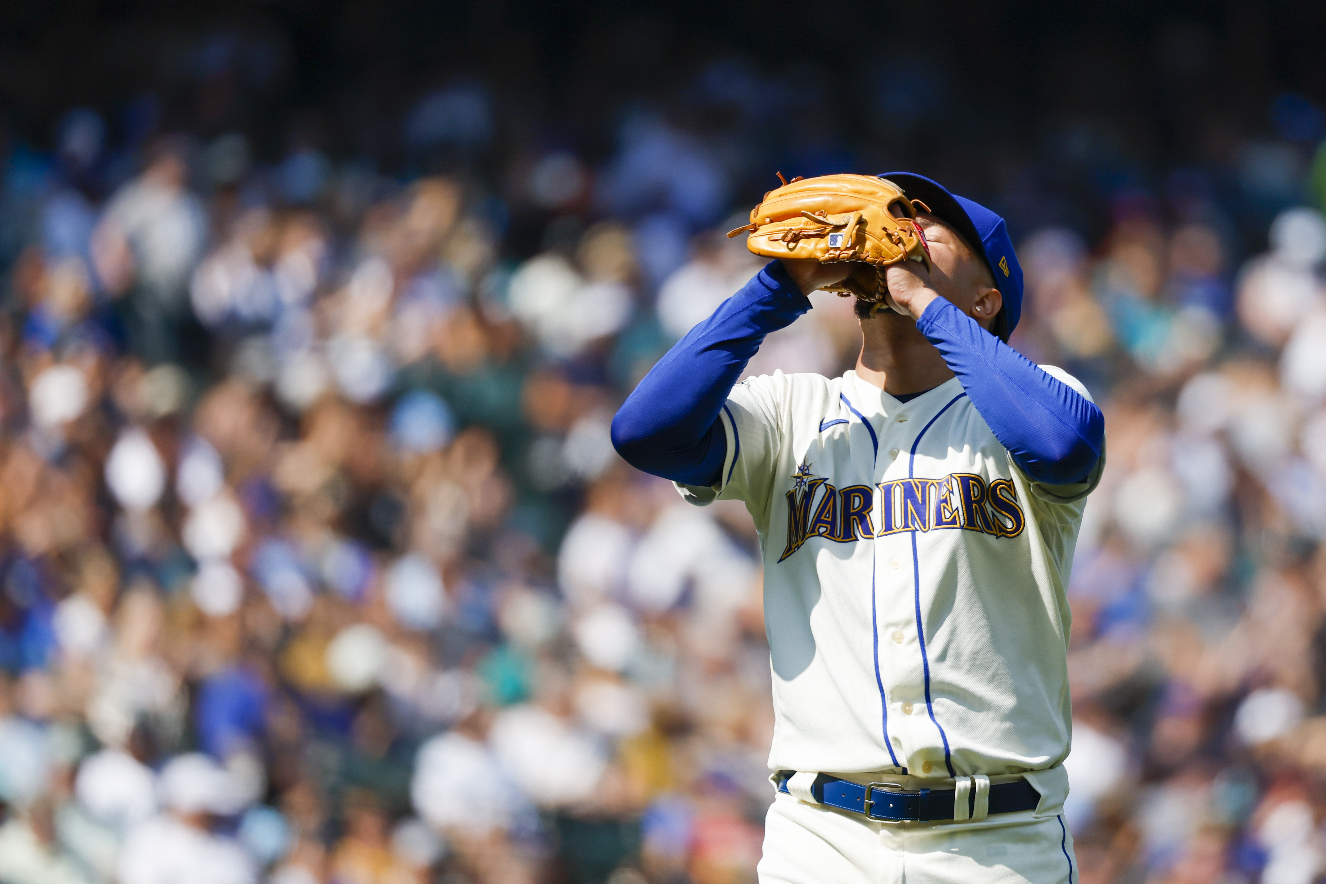 MLB roundup: Mariners blast 7 homers in 15-2 rout of Royals