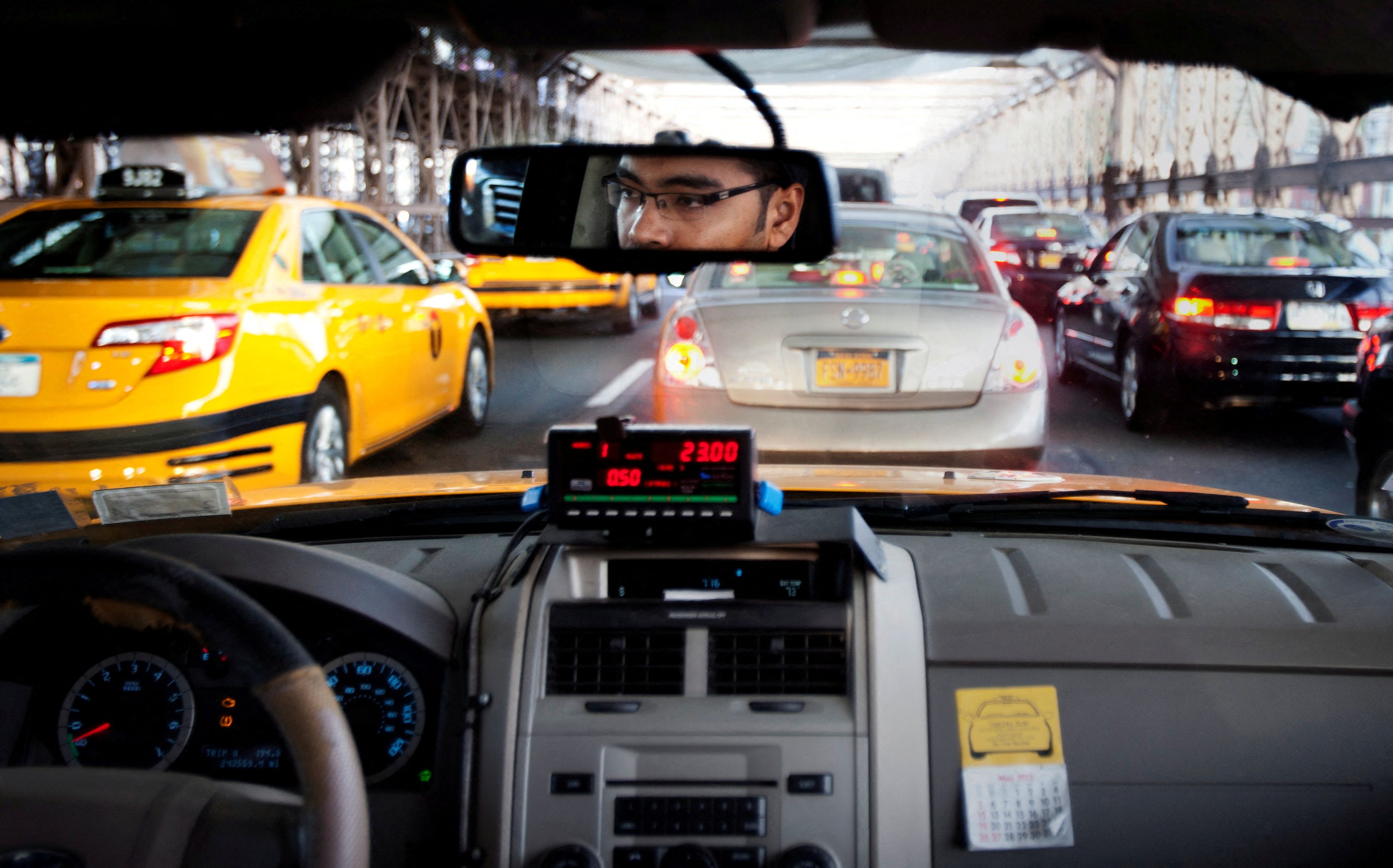 Traffic during Memorial Day over the Brooklyn Bridge in New York May 27, 2013. REUTERS/Carlo Allegri/File Photo