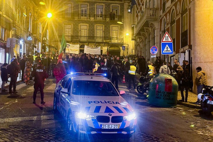 Thousands of Portuguese police protest over wages, hazard pay | Reuters