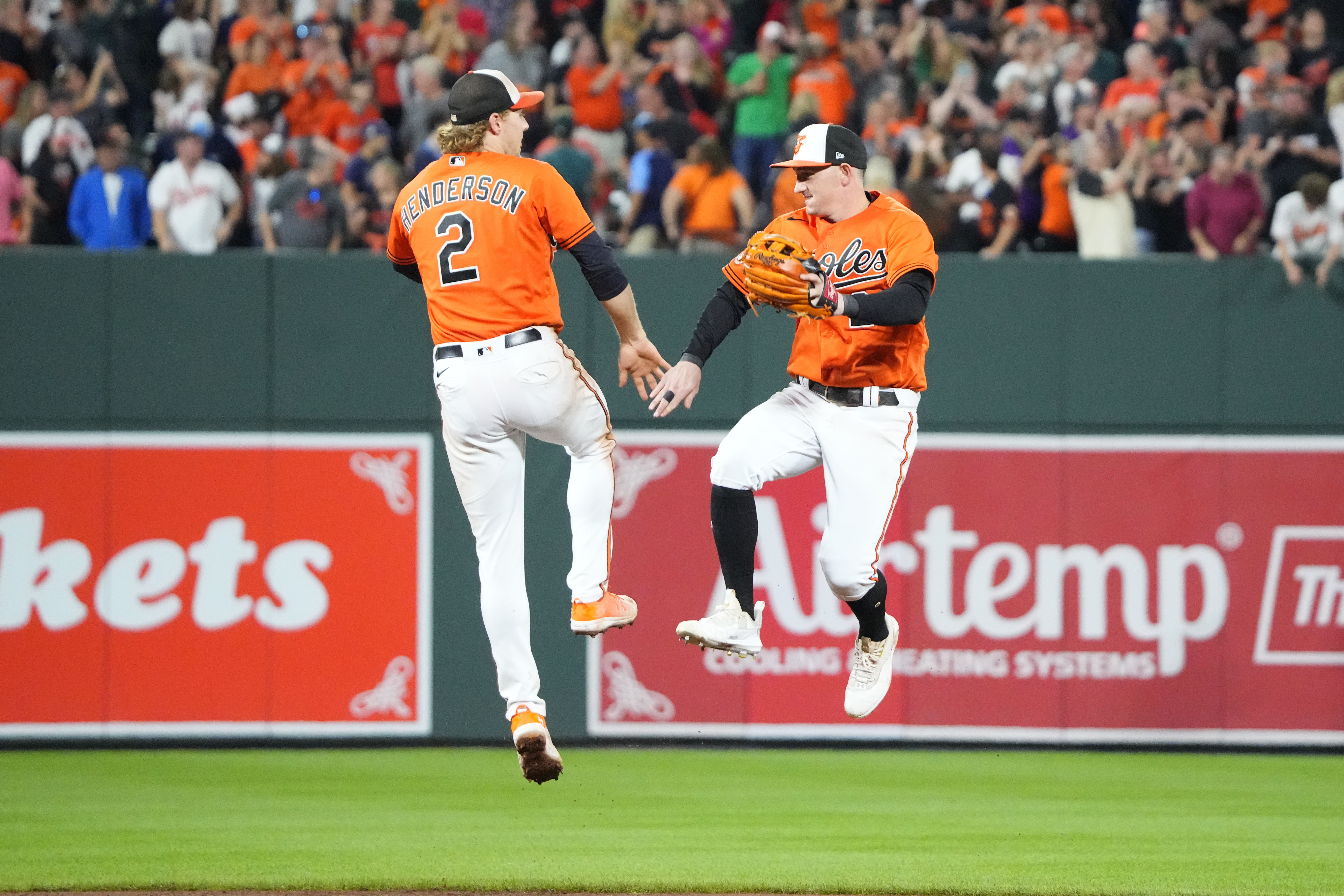 Henderson and Rodriguez help Orioles go a game up on Rays in AL East with  8-0 victory