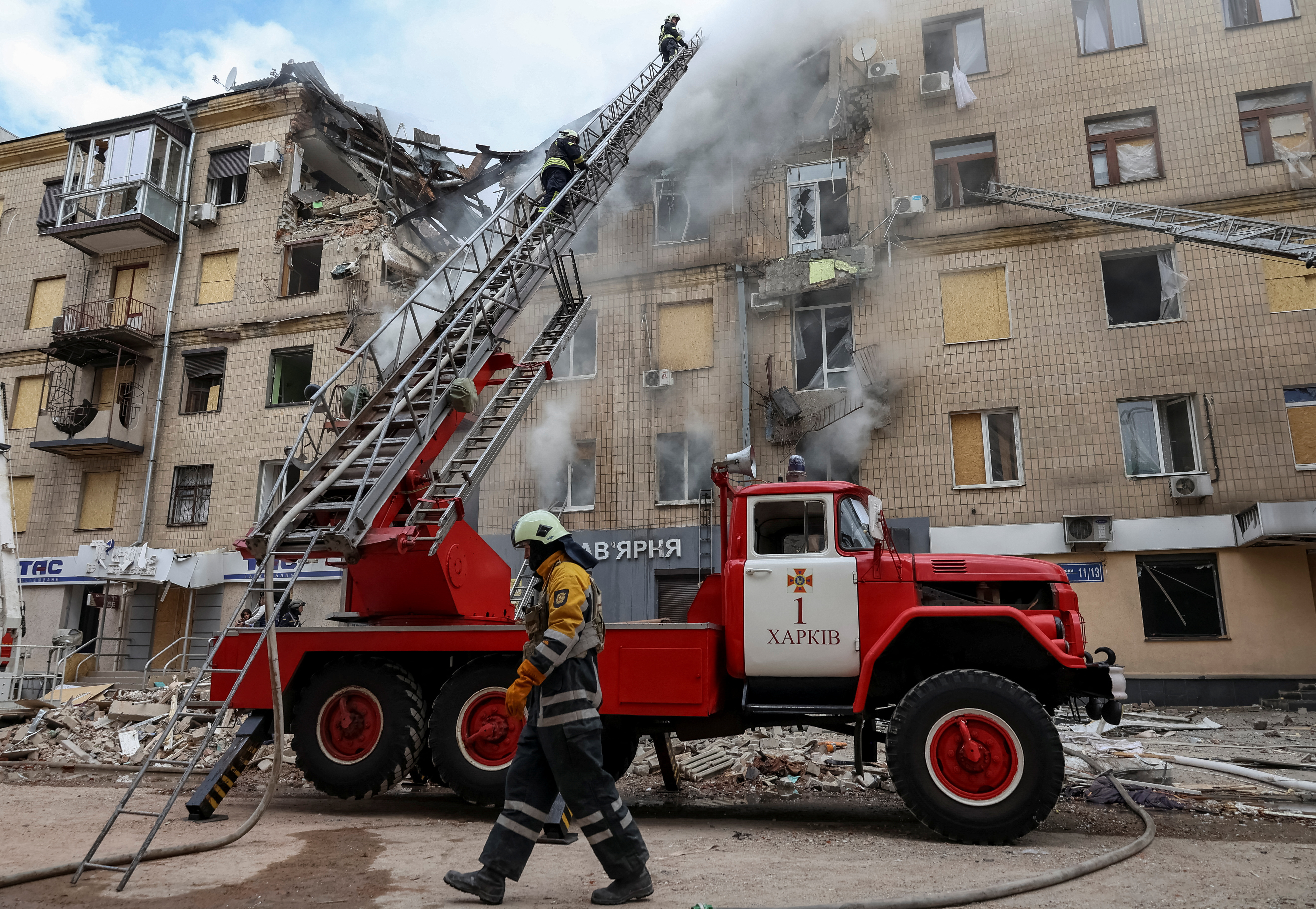 У Харкові на місці постраждалого від російської армії житлового будинку працюють пожежники