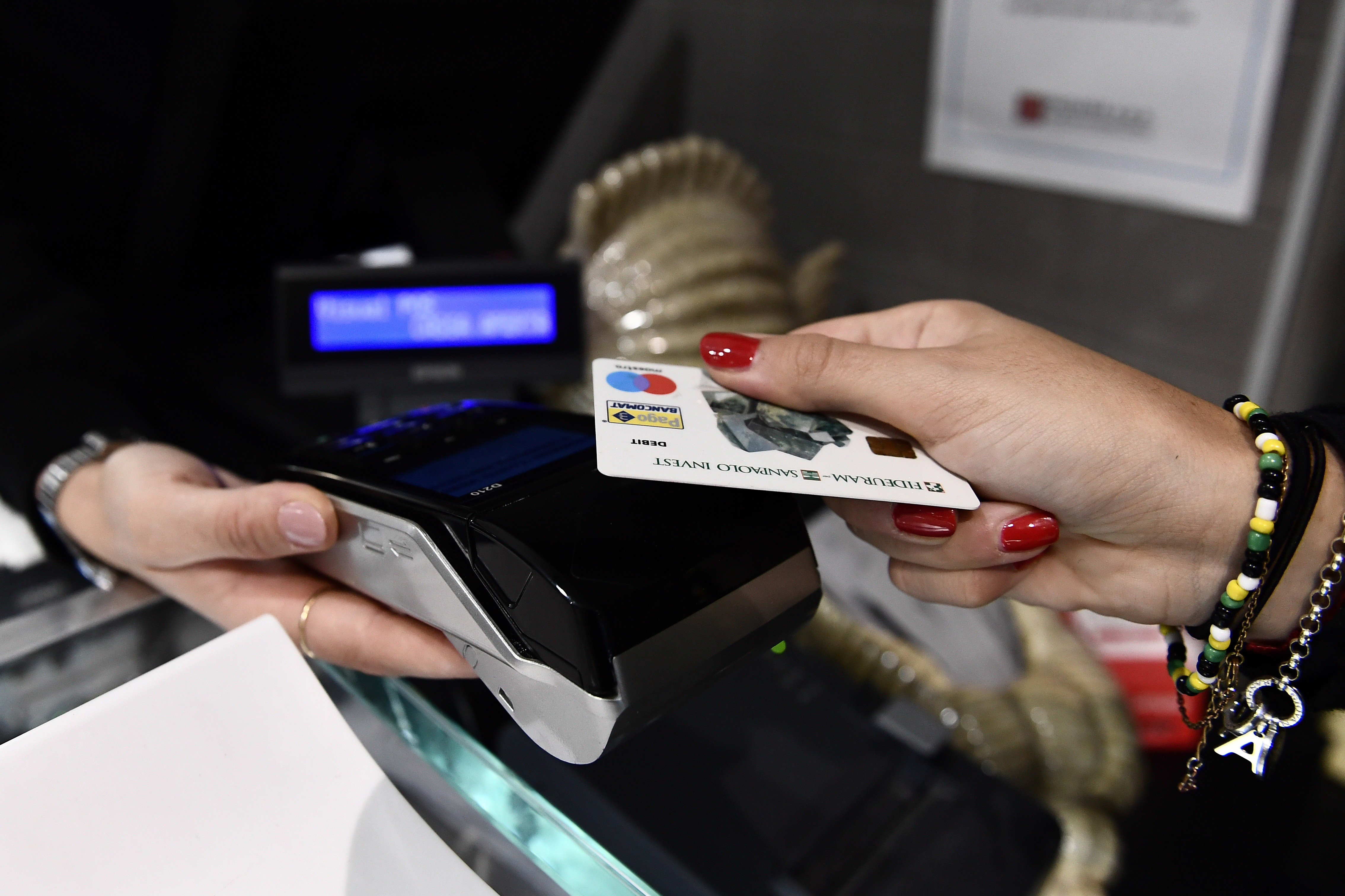 Cash vs card payments in Milan