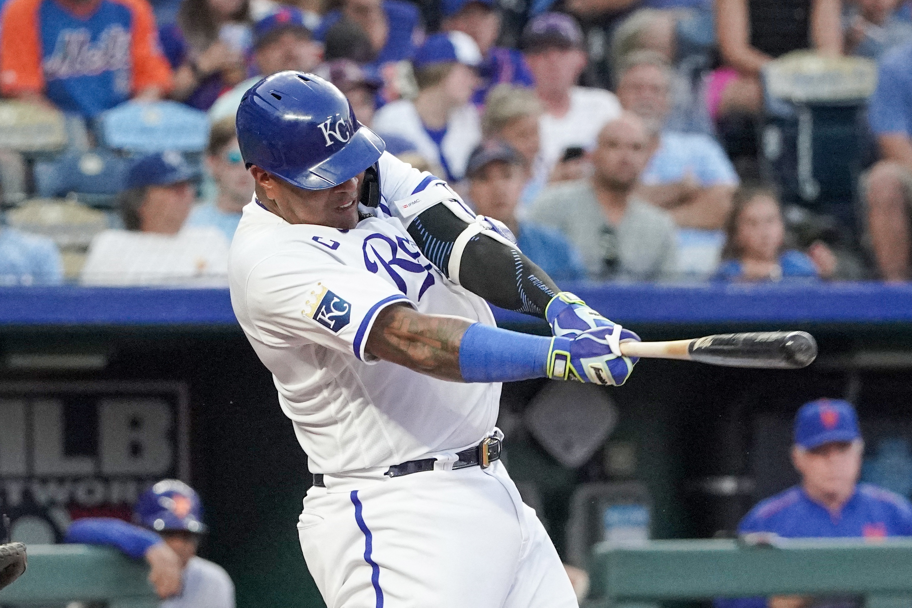 Royals win 4th straight, rally past retooling Mets 7-6 on 10th-inning balk  - ABC News