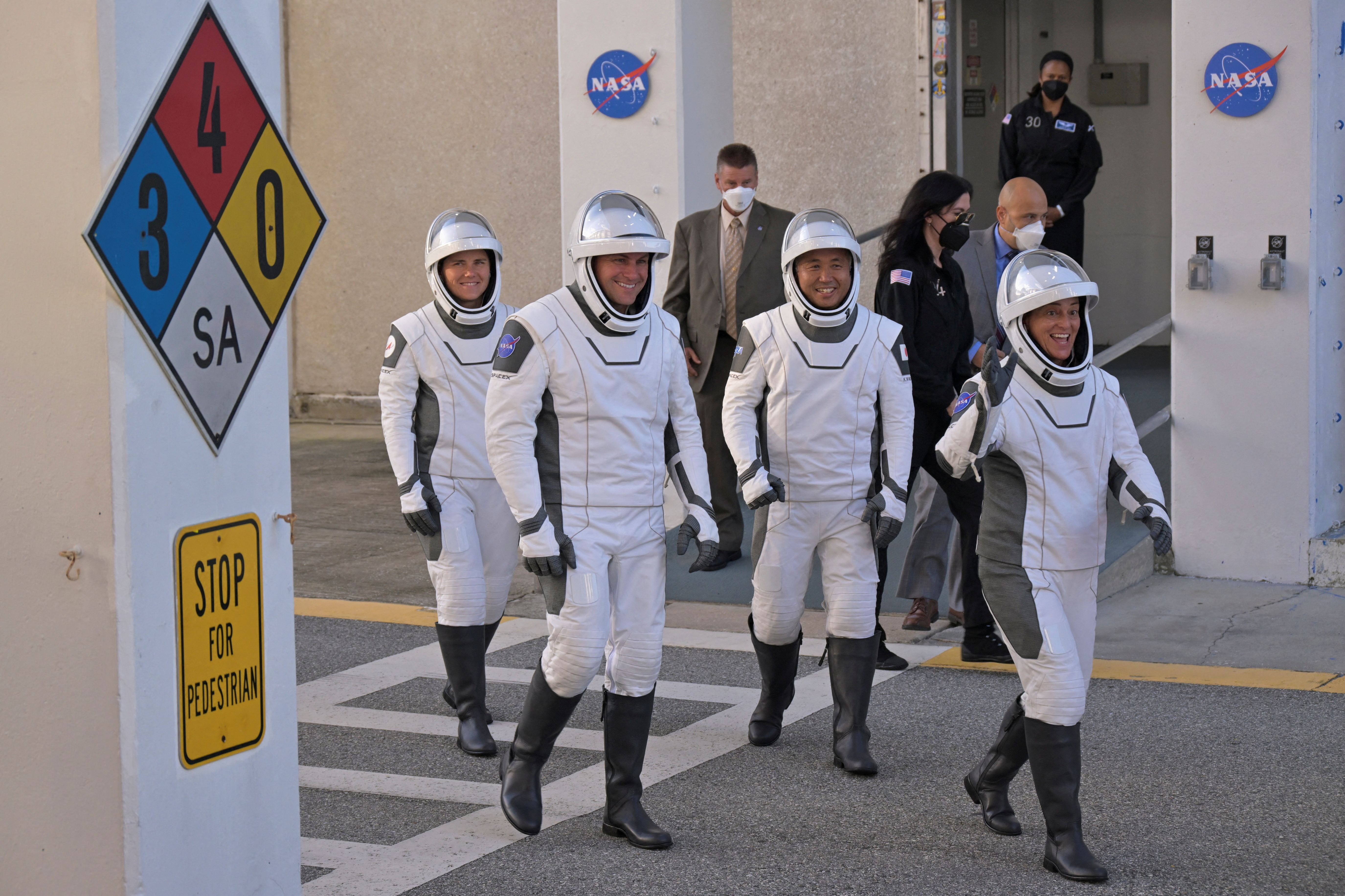 Pet članov NASA-ine posadke odide iz svojih prostorov za izstrelitev rakete SpaceX Falcon 9 v vesoljskem centru Kennedy