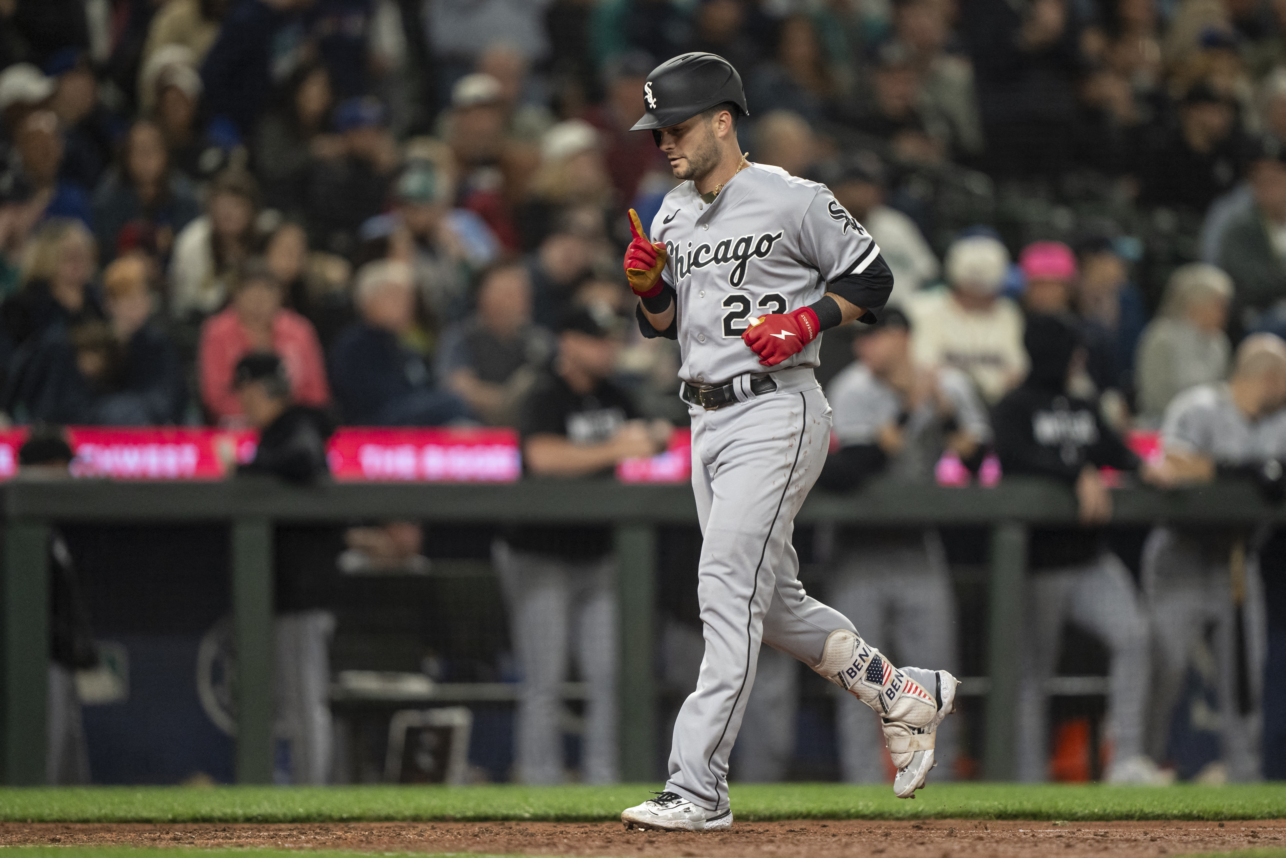 Teoscar Hernández hits go-ahead HR, Mariners beat White Sox 3-2