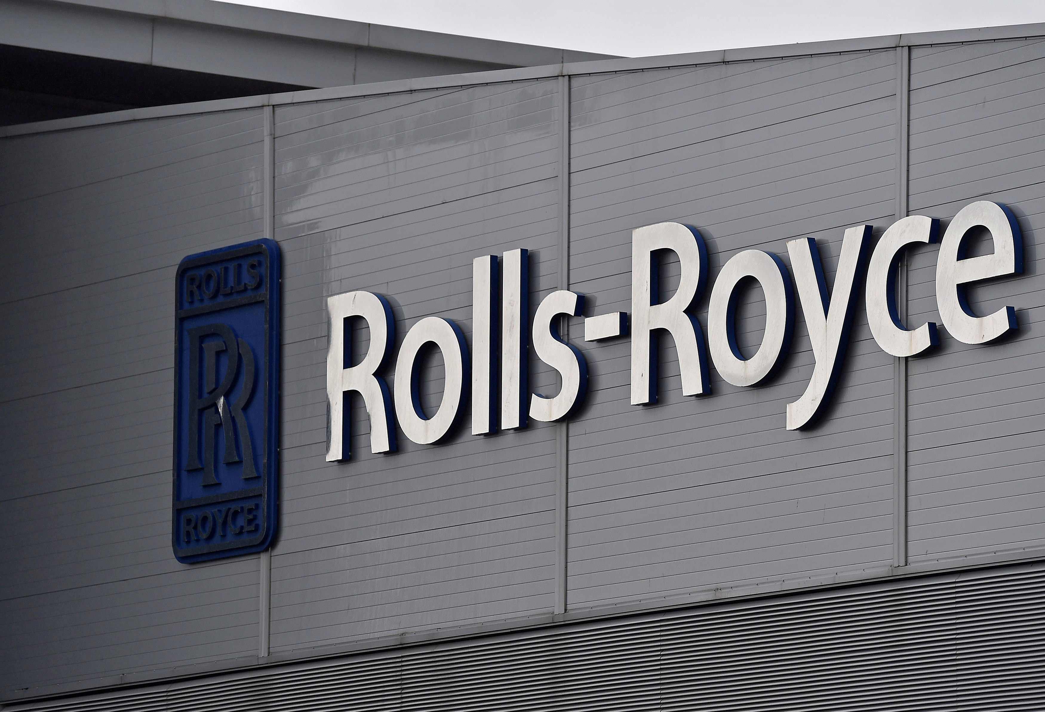 A Rolls-Royce logo is seen at the company's aerospace engineering and development site in Bristol, Britain, December 17, 2015.  REUTERS/Toby Melville/File Photo