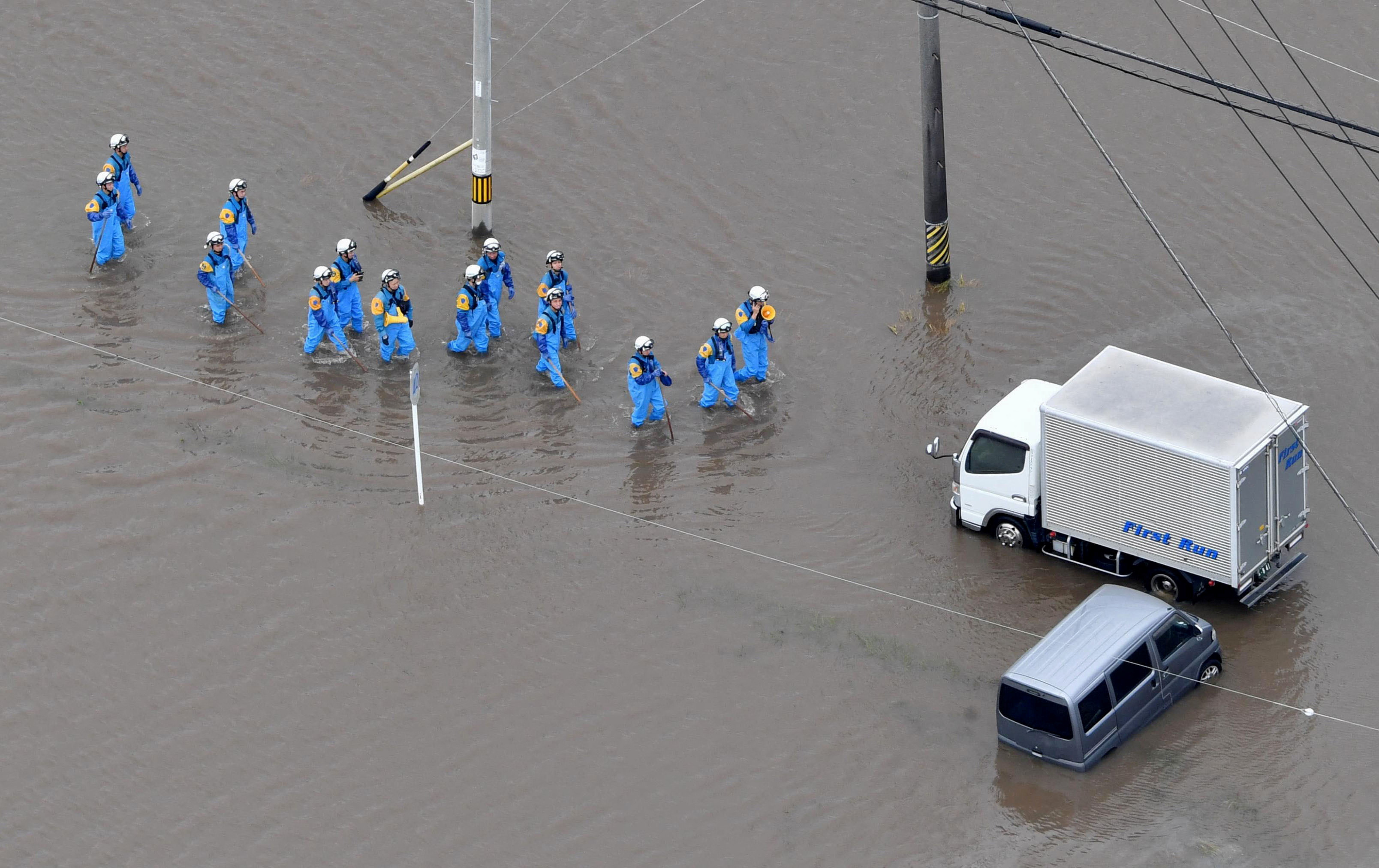 Des opérations de sauvetage en cours après le passage du typhon Mawar, à Toyokawa, au Japon