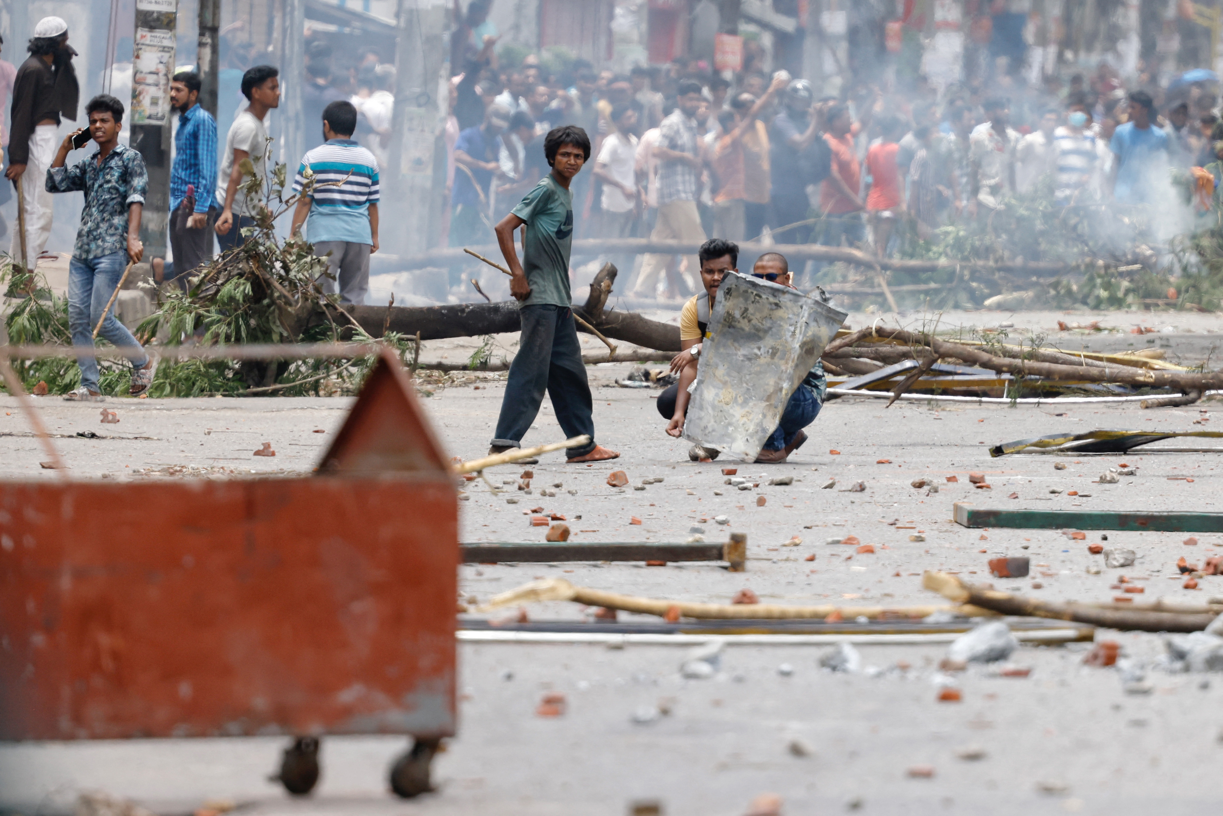 बांग्लादेश में भड़की हिंसा, कर्फ्यू, मोबाइल और इंटरनेट सेवाओं पर पाबंदी

INTERNATIONAL NEWS Violence erupts in Bangladesh, curfew, ban on mobile and internet services
