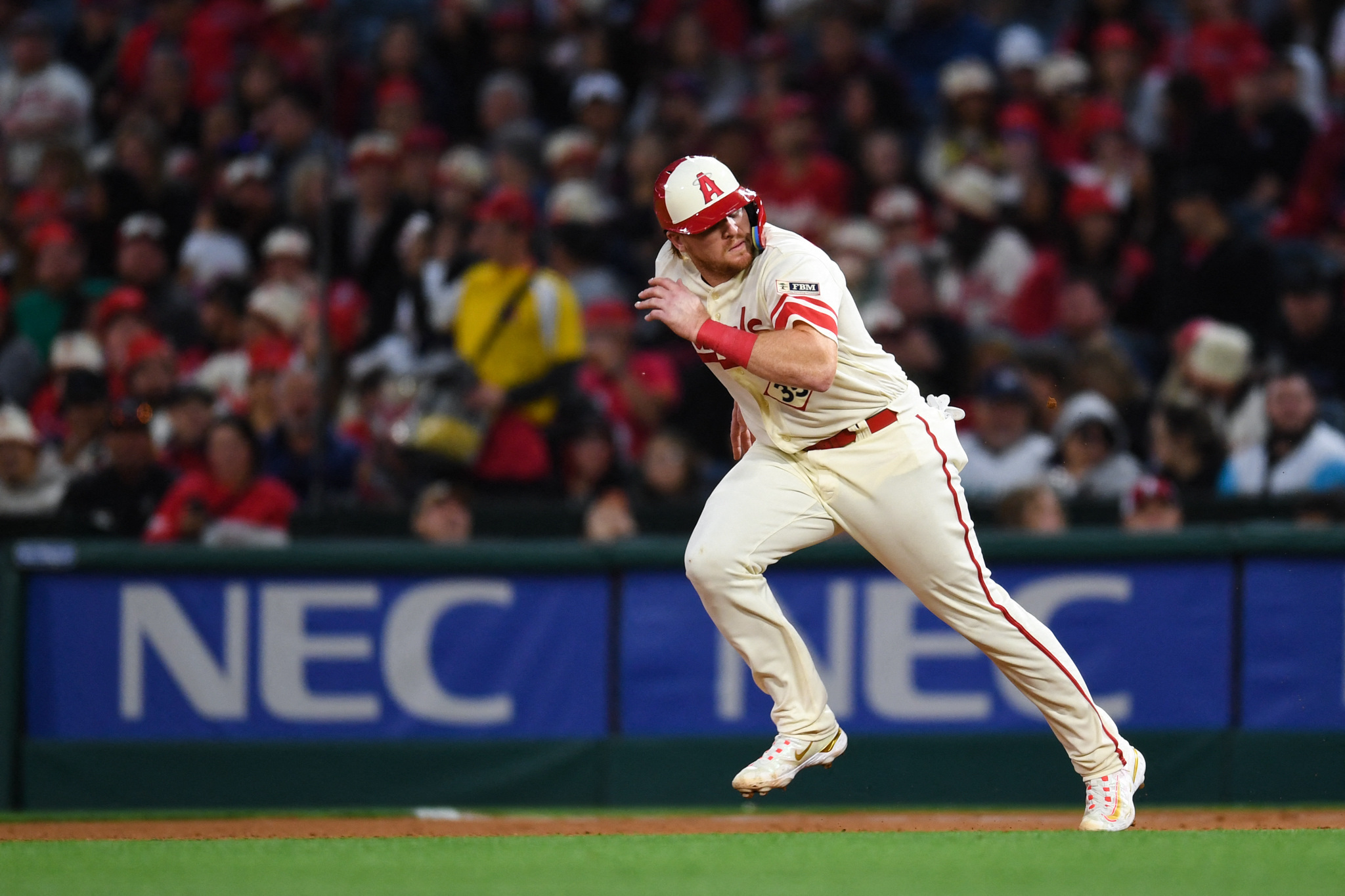 Marlins pile up 16 hits in victory over Angels