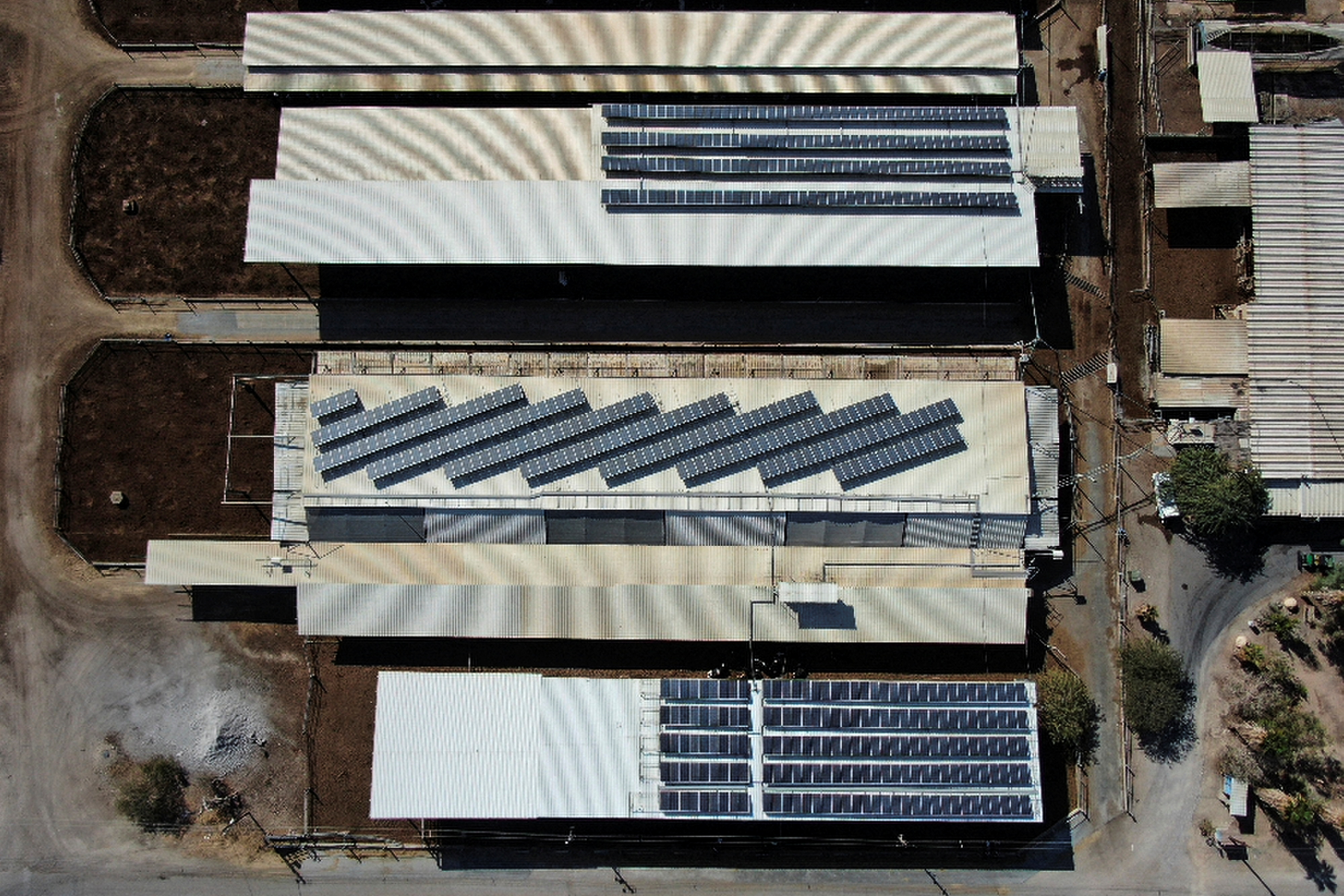 Uma vista aérea de estábulos nas instalações comerciais de Augwind, que fornece uma nova solução tecnológica para armazenamento e produção de energia em uma mudança de combustíveis fósseis, em favor de fontes de energia renováveis, no Kibutz Yahel, Israel em 30 de novembro de 2021. REUTERS / Ammar Awad