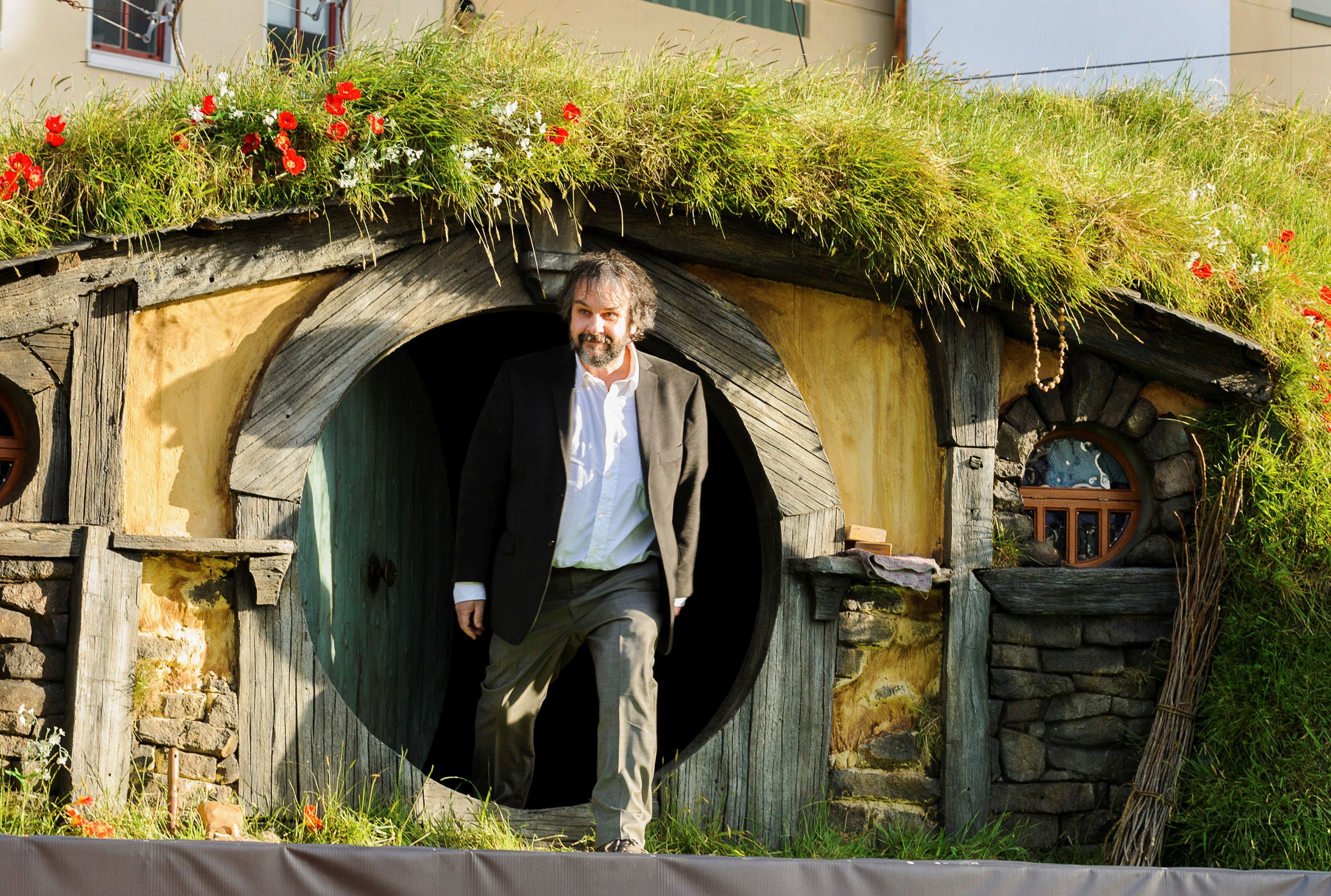 Middle Earth is moving:  shifts 'Lord of the Rings' filming to UK