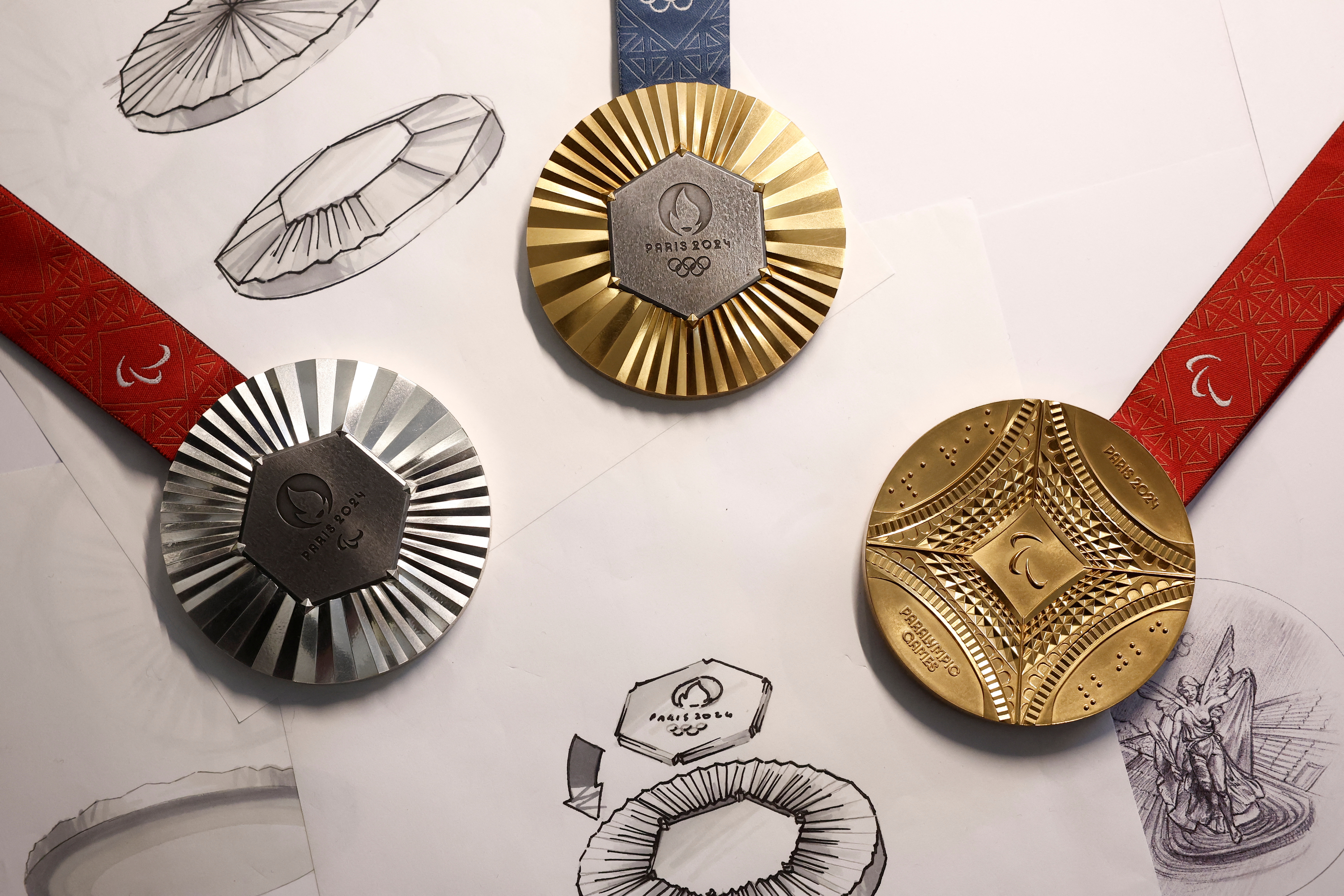 パリ五輪、メダルのデザイン発表 エッフェル塔の鉄を使用 | ロイター