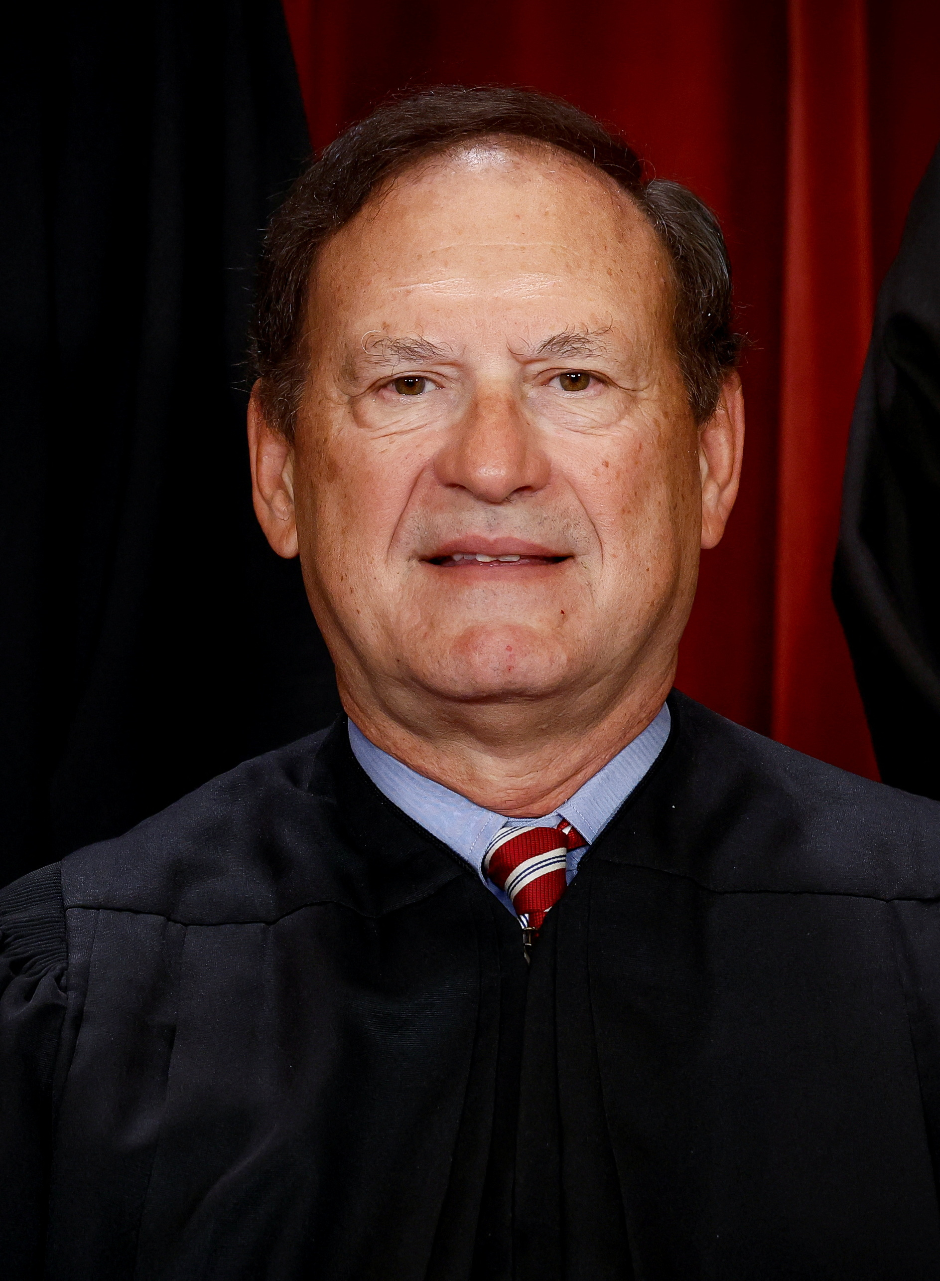 us-supreme-court-s-alito-defends-private-jet-trip-to-alaska