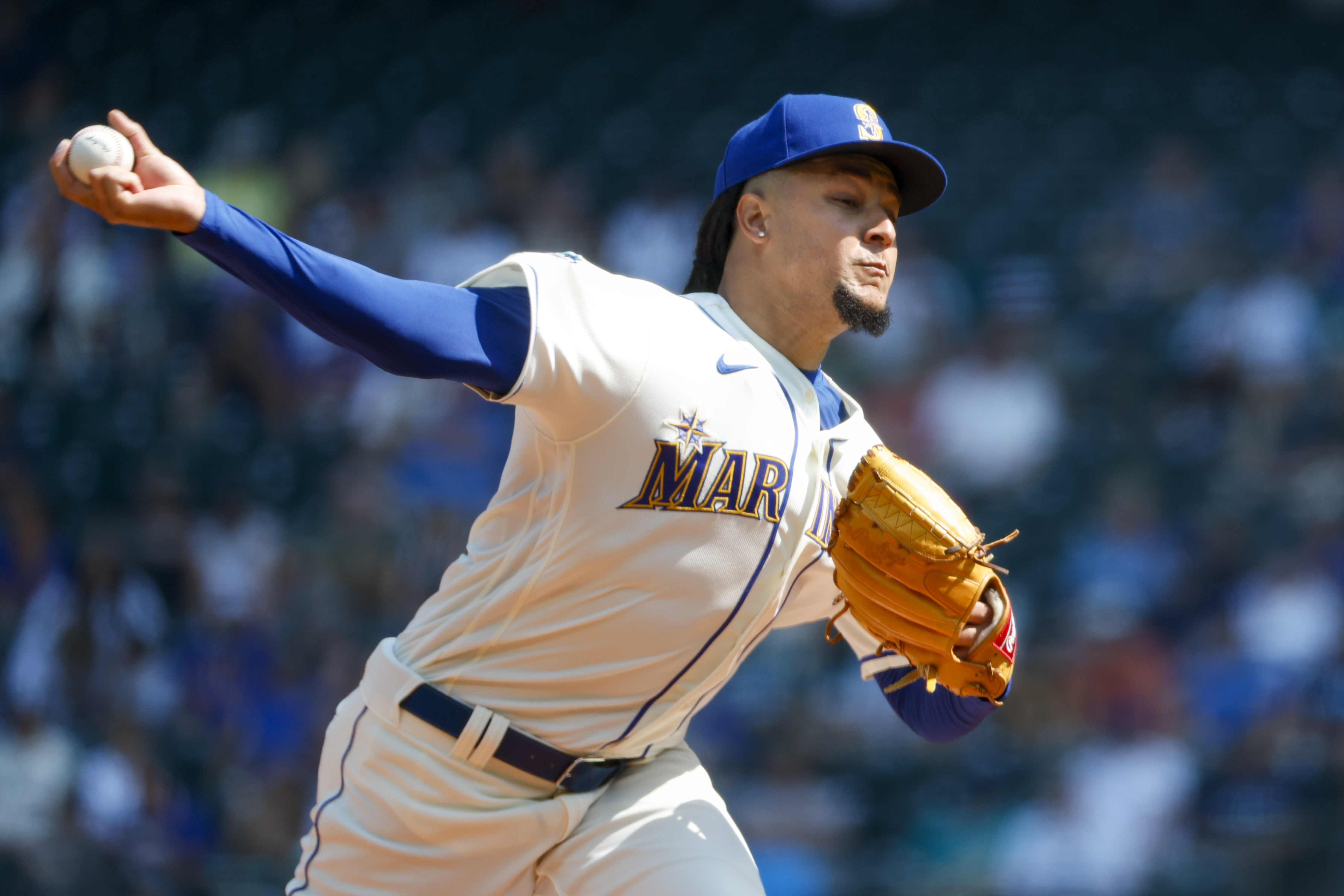 Mariners remain hot, dispatch Royals