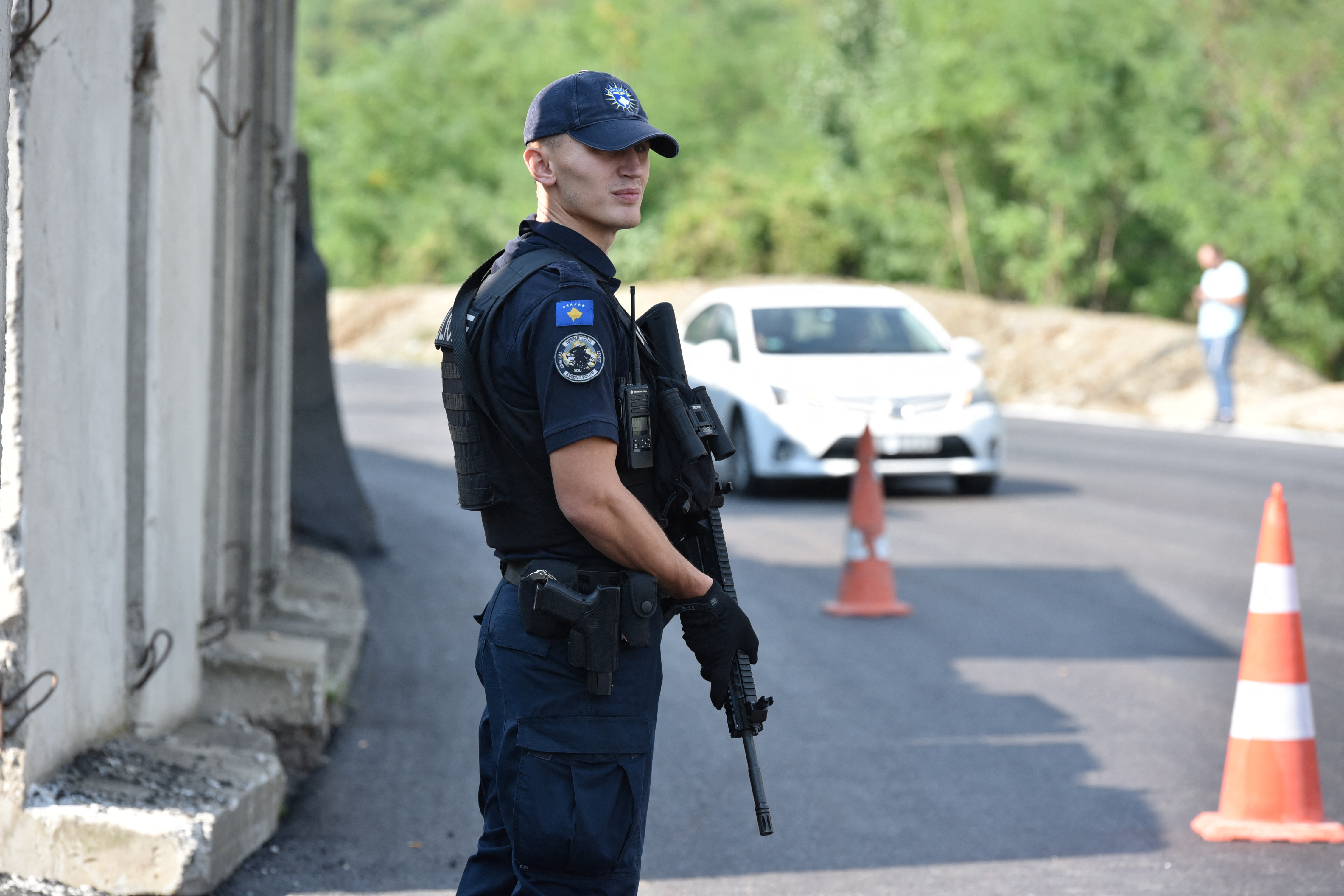 Косовская специальная полиция патрулирует территорию возле пограничного перехода между Косово и Сербией в Яринье