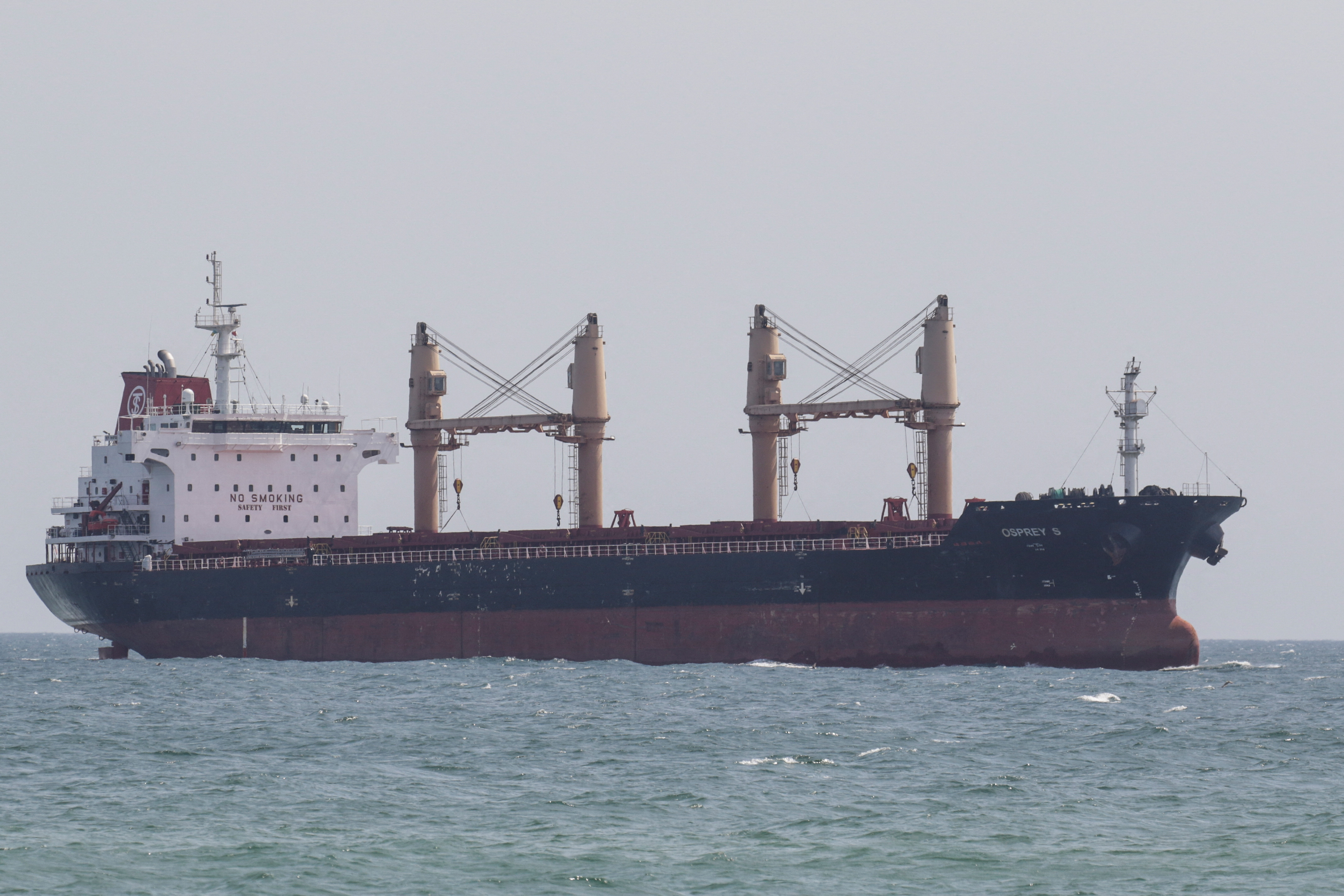 The bulk carrier Osprey S arrives to the sea port in Chornomorsk