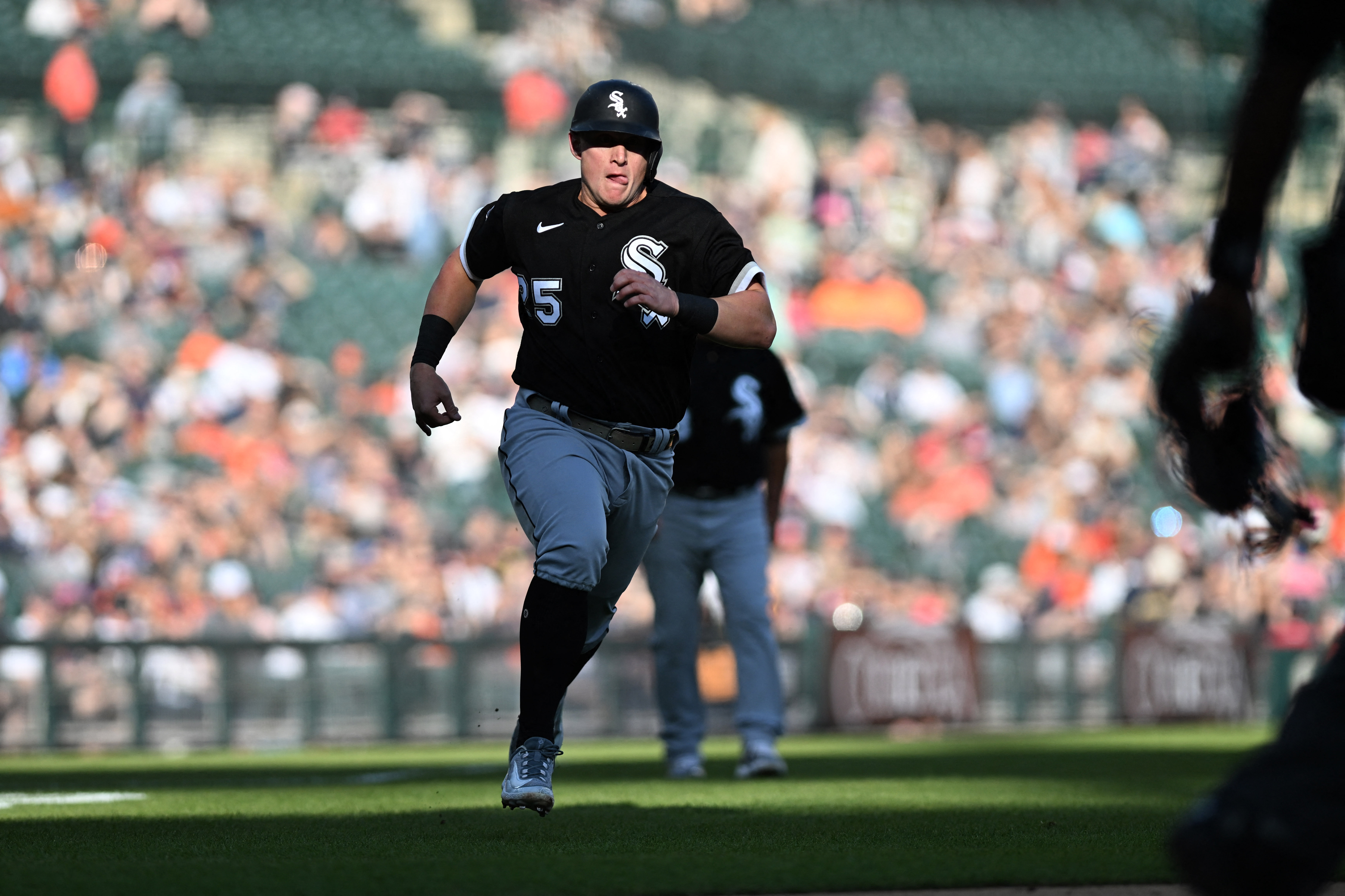 White Sox score early and often, rout Tigers