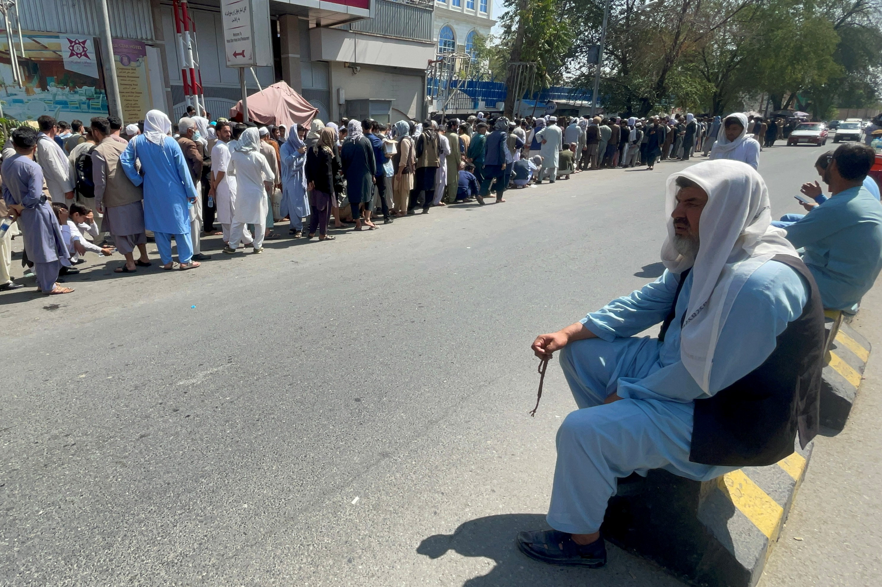 Afghans line up outside a bank to take out their money after Taliban takeover in Kabul, Afghanistan September 1, 2021. REUTERS/Stringer