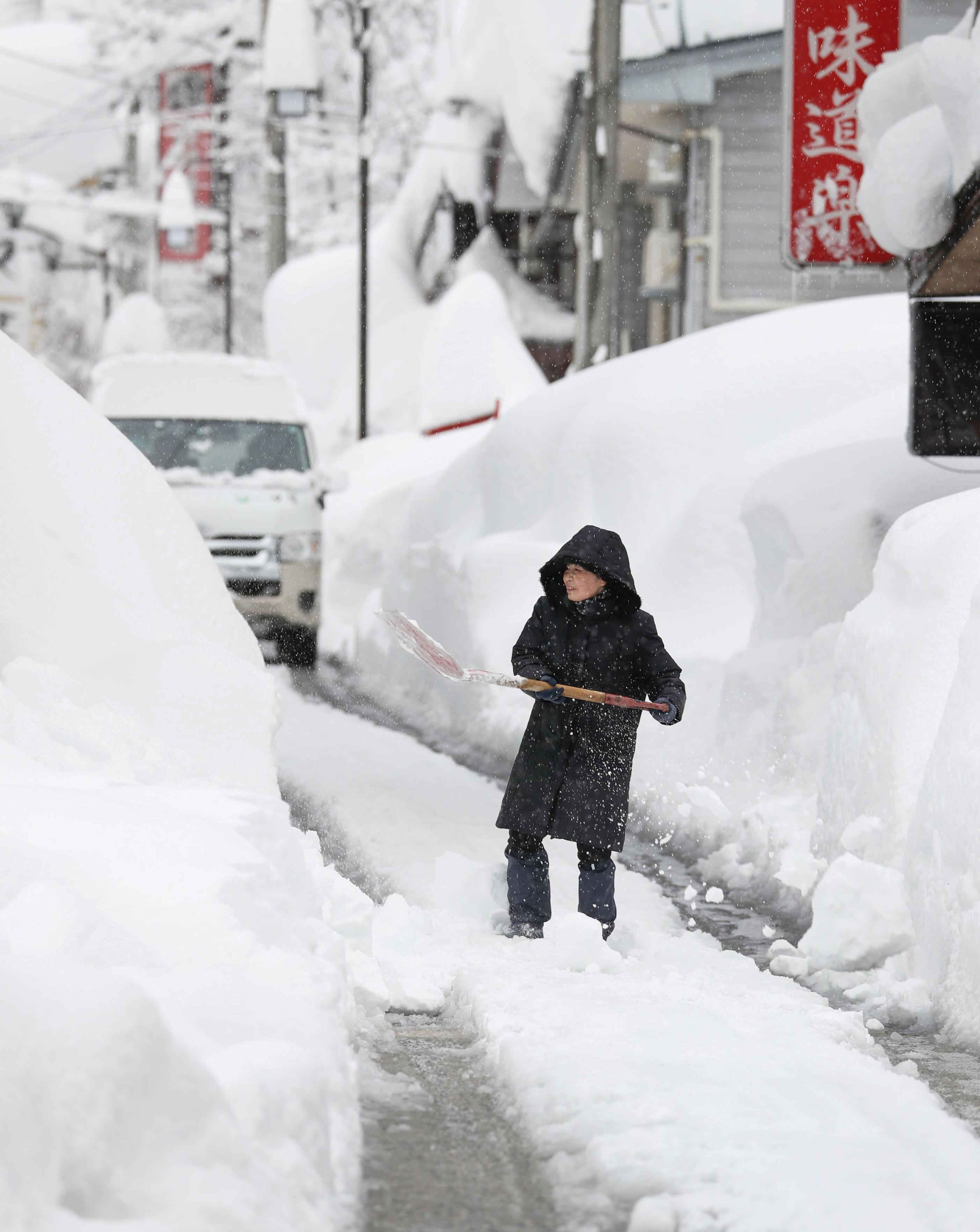 19 декабря сколько было снега. Сугробы в Японии 2022. Снег в Японии 2022. Сильный снегопад. Япония зимой.