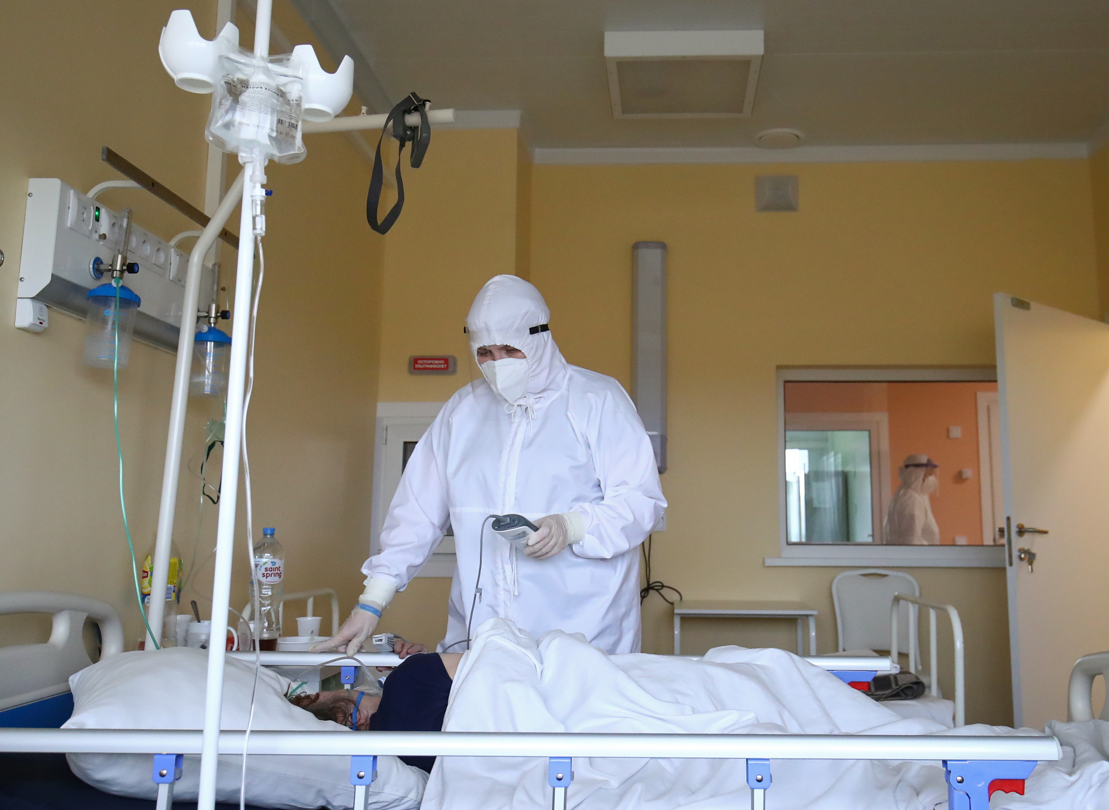 A medical specialist tends to a patient suffering from the coronavirus disease (COVID-19) at a local hospital in the town of Kalach-on-Don in Volgograd Region, Russia November 14, 2021. REUTERS/Kirill Braga