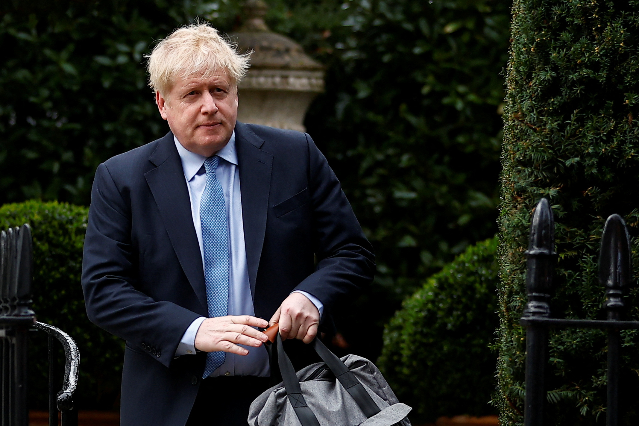 Primeiro-ministro britânico Johnson sai de casa, em Londres