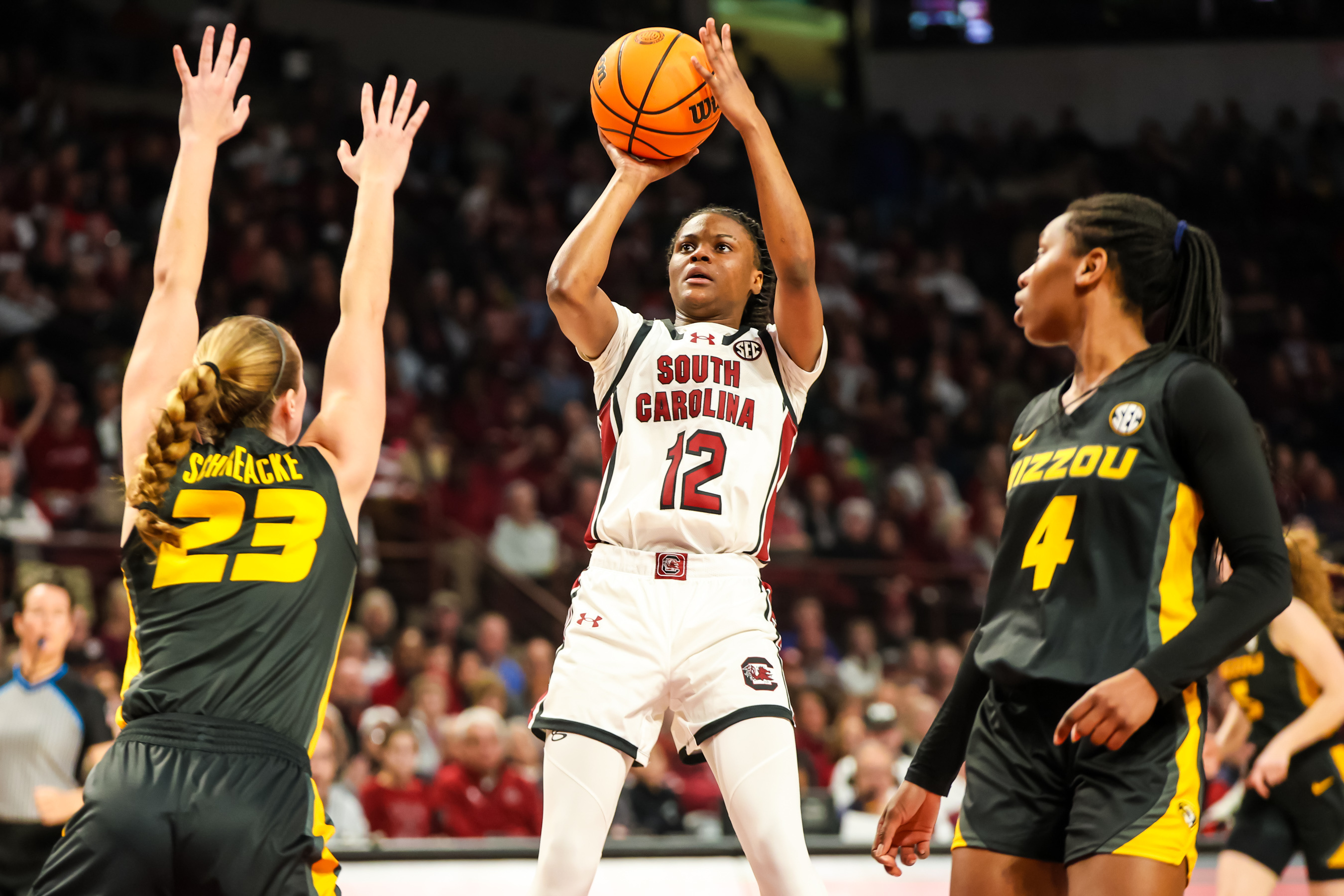 Women's Top 25 Roundup: No. 15 Louisville Outlasts No. 12 Irish | Reuters