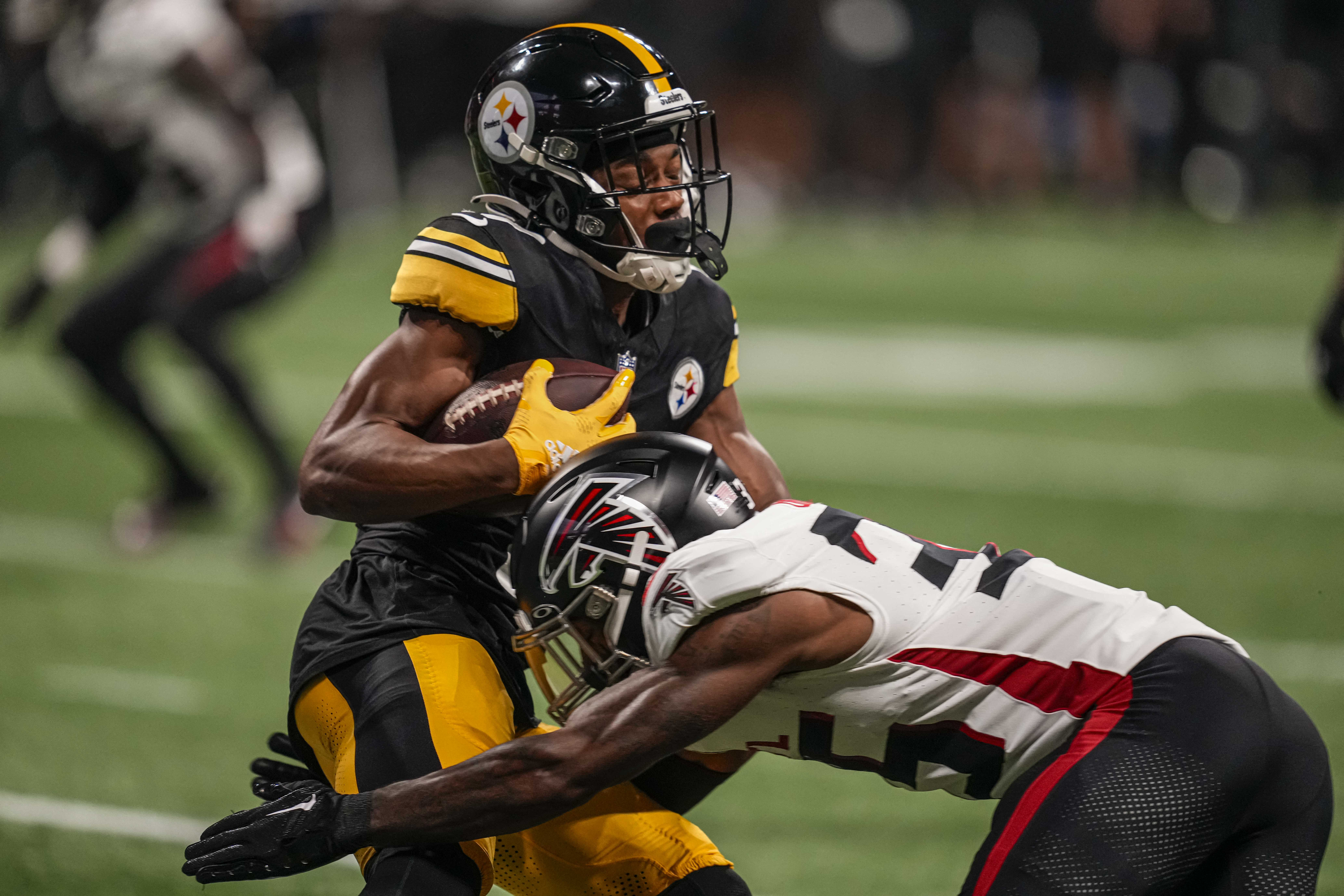 Pittsburgh Steelers quarterback Kenny Pickett throws during the first half  of a preseason NFL football game against the Atlanta Falcons, Thursday,  Aug. 24, 2023, in Atlanta. (AP Photo/Hakim Wright Stock Photo - Alamy