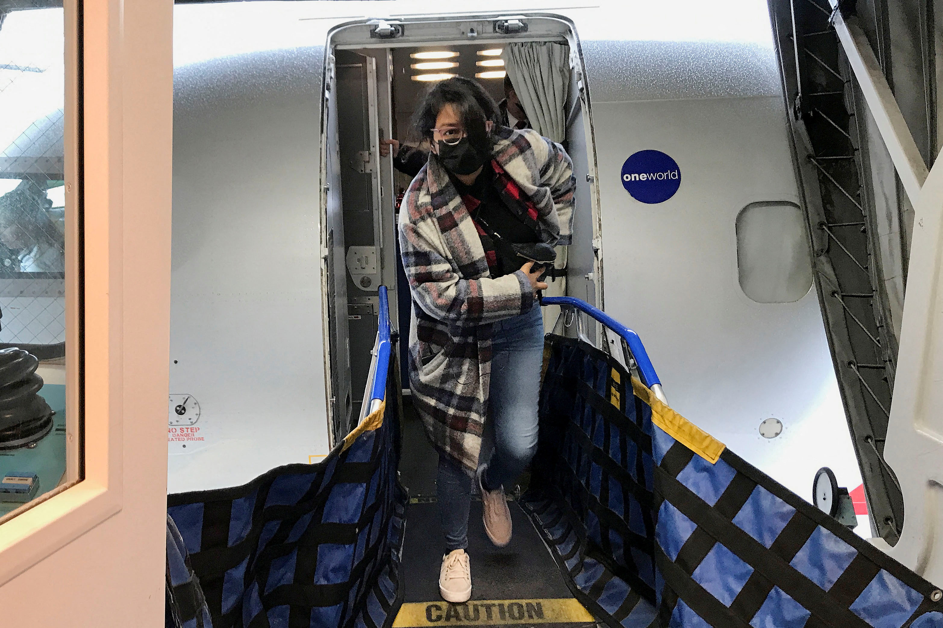 A traveler wearing a mask gets off an American Airlines flight at Pearson International Airport during the coronavirus disease (COVID-19) pandemic of Toronto, Ontario, Canada, December 18, 2021. REUTERS/Carlo Allegri