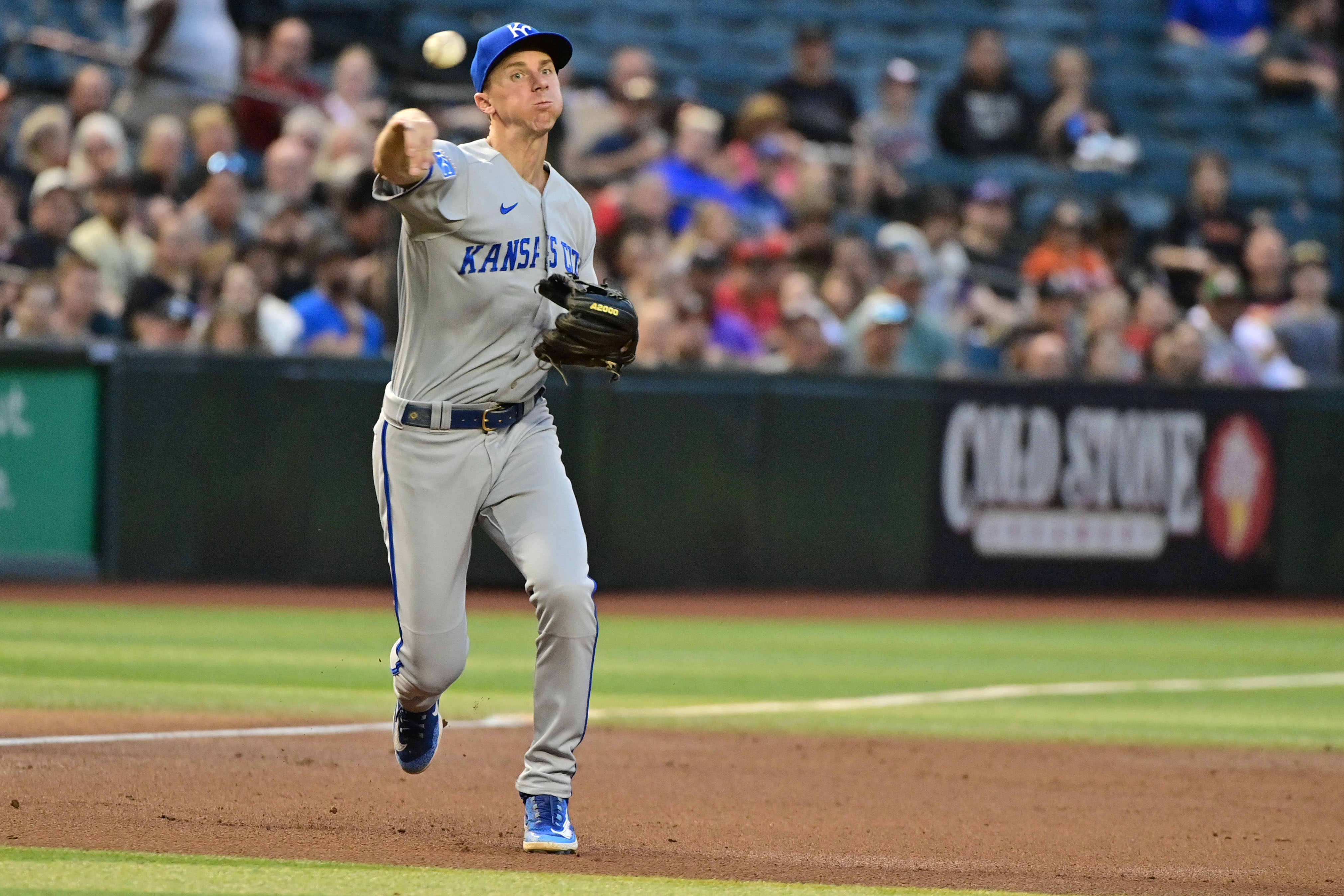 Eighth-inning error lifts D-backs past Royals