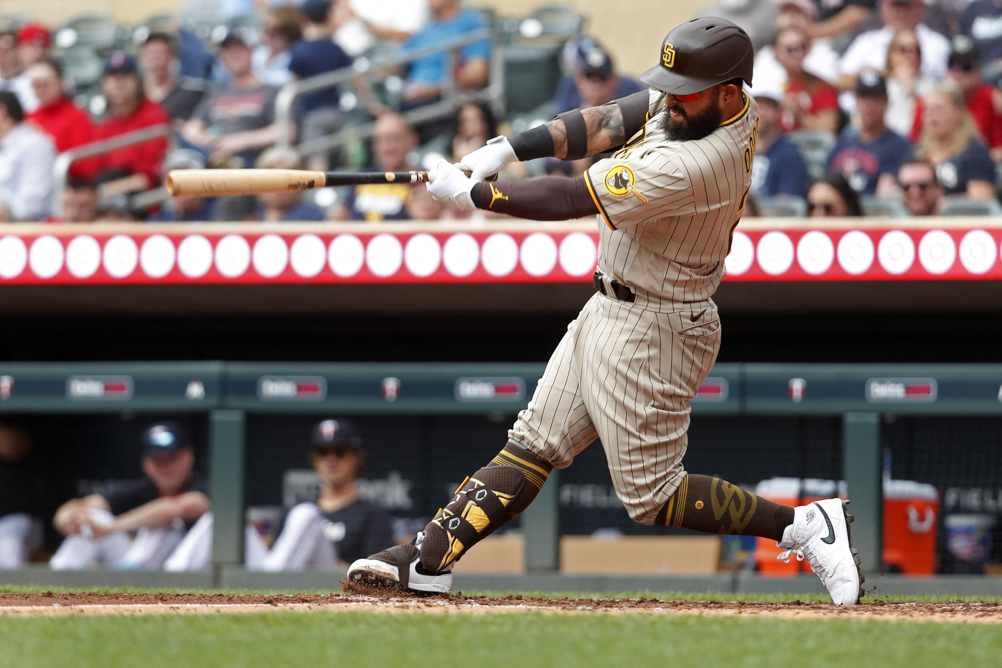 Twins surge past Padres with clutch plays